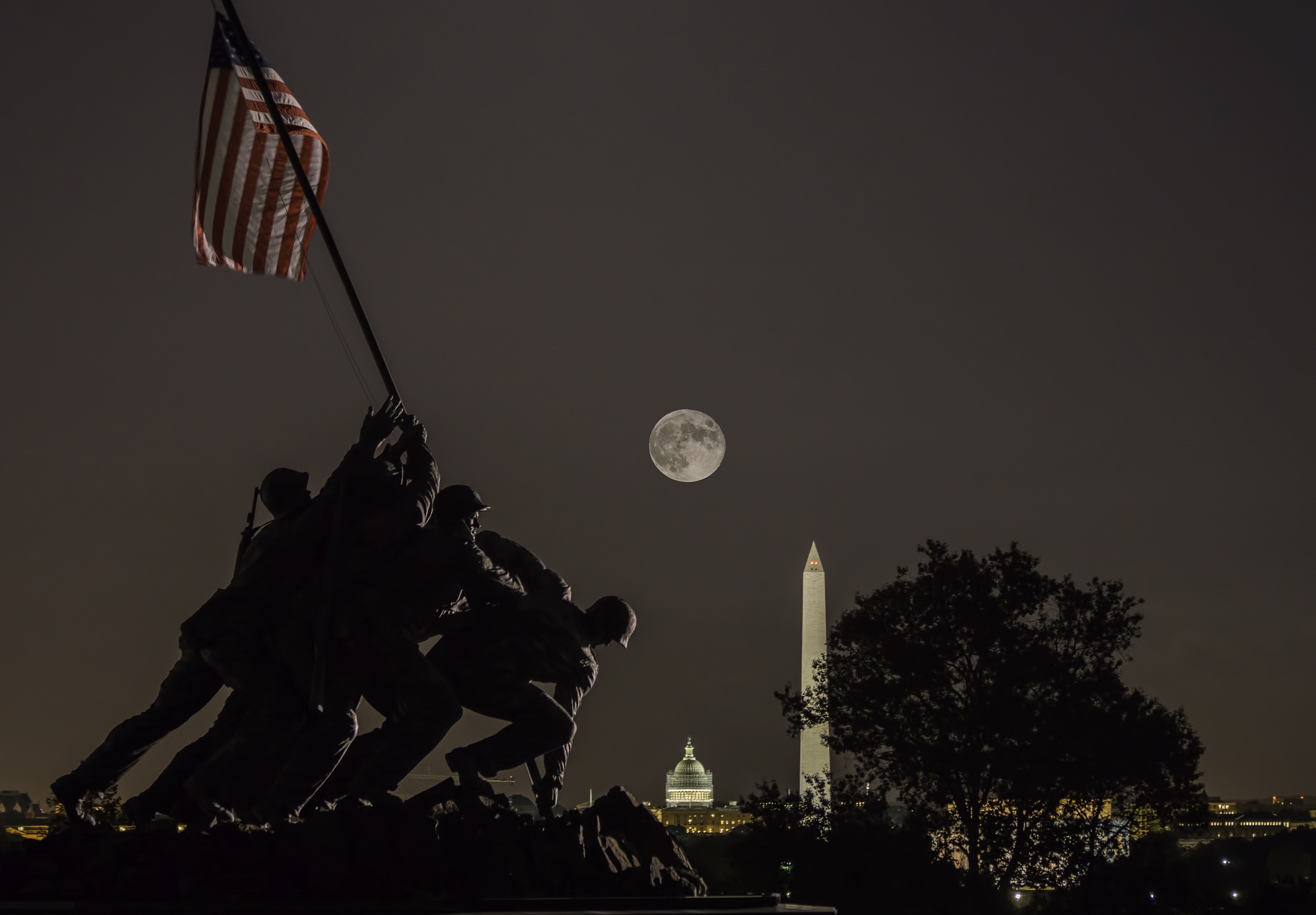 月夜正玩着踩影子仿写