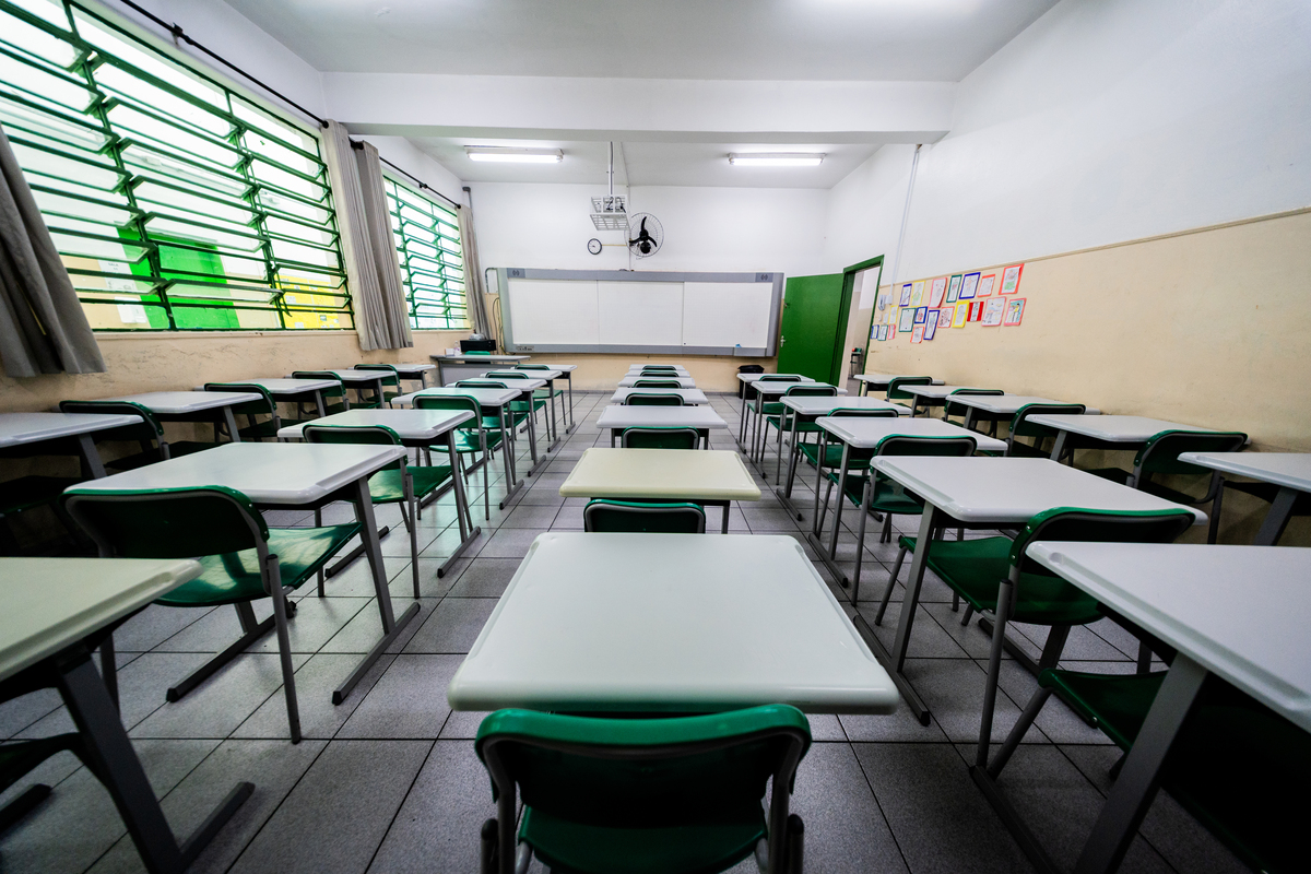 以平铺直叙的方式介绍一个高45米充满阳光的有105平方米的教室