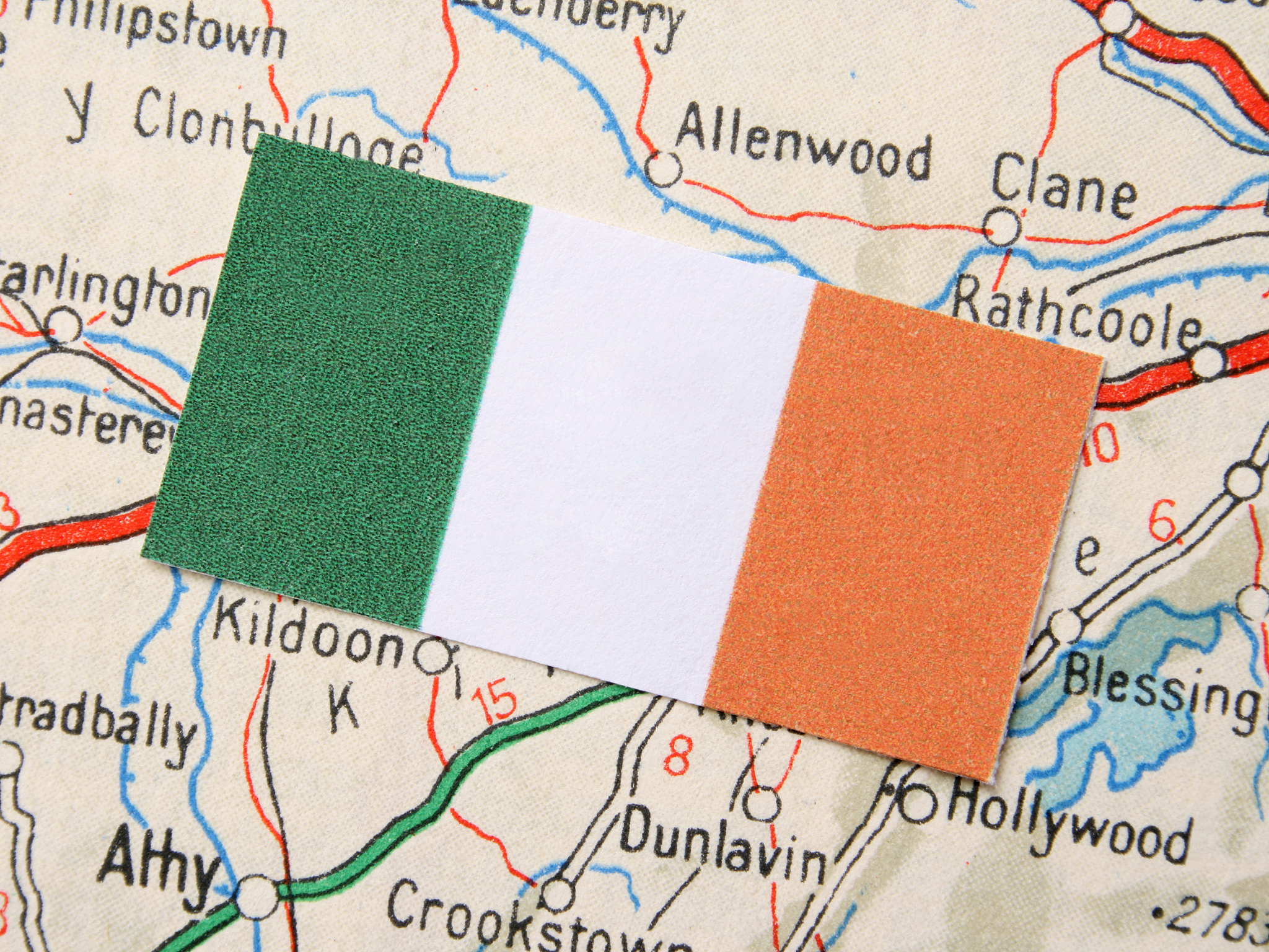 在日益现代化的社会不丹独特的发展理念值得我们研究与深思。不丹是最后一个开放电视与网络的国家手机和互联网的普及率penetration分别仅为30和5似乎与现代世界格格不入。在别的国家拼命发展经济不惜代价提升GDP时不丹追求的是国民幸福总值Gross National Happiness。不丹认为幸福在于合理管理欲望以实现物质与精神的平衡、现代性与传统性的平衡、经济增长与可持续发展的平衡。他们乐意吸