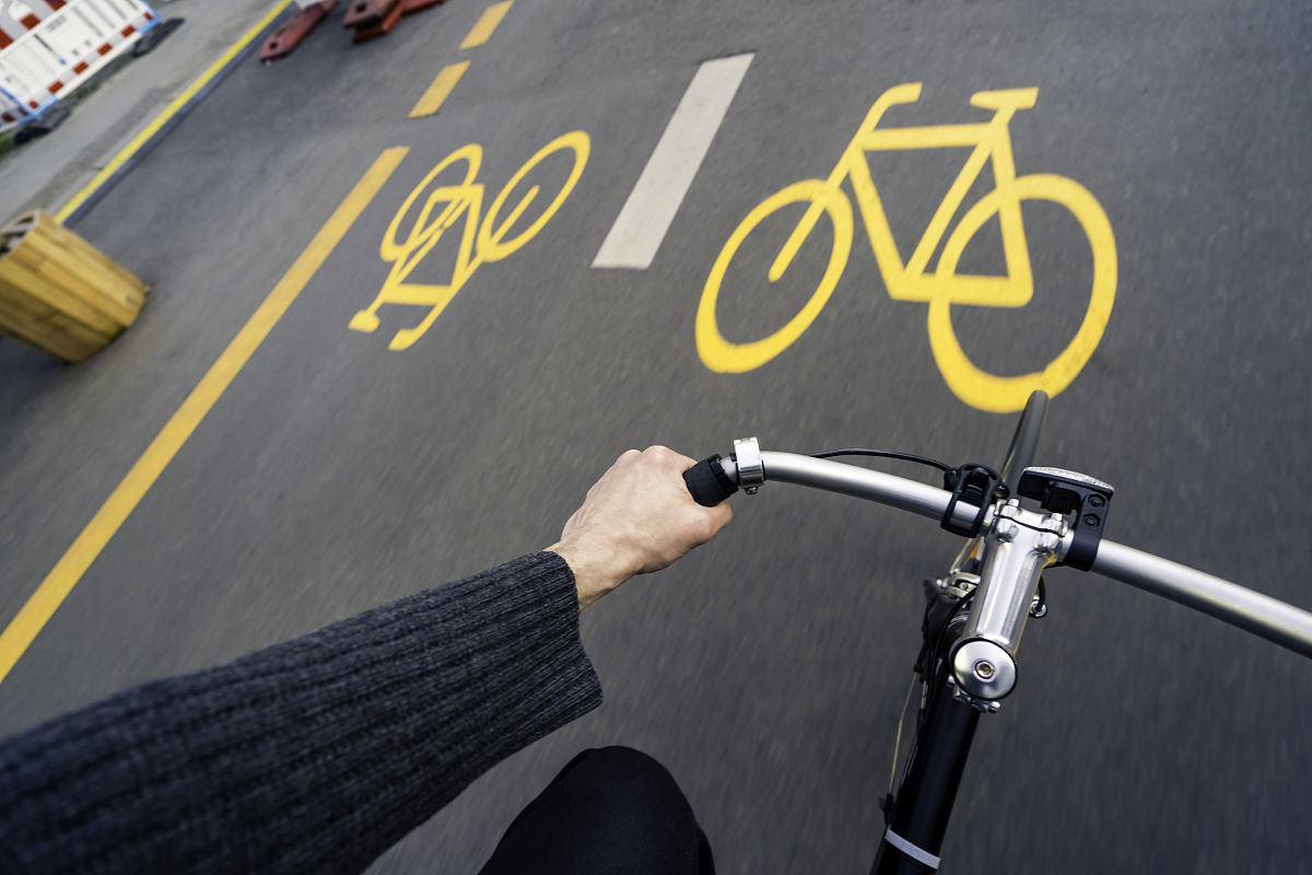 已知全球1979-2022年均降水分布图世界地区年均降水折线图分析图像特点500字