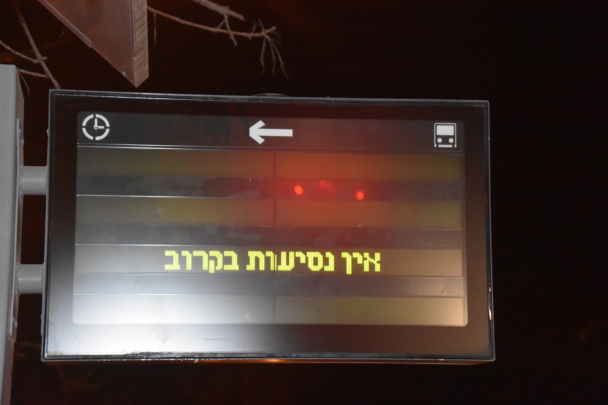 一、概述
滑行引导标记牌（以下简称“标记牌”），是助航灯光系统的必备产品，它的功能是通过标记牌上标示的字母、数字、符号及面板的颜色来给在飞行区内运行航空器、地面活动车辆及人员提供信息，包括指示滑行线路。滑行引导标记牌包括：强制性指令标记牌（红底白字）、信息标记牌（黄底黑字）、位置标记牌（黑底黄字）。翻译成英文