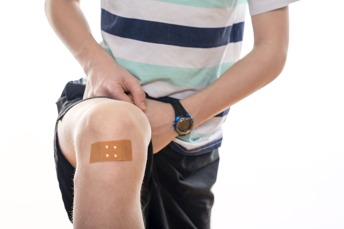 24．肢体长时间石膏固定最易导致的并发症是 A．关节僵硬 B．创伤性关节炎 C．缺血性肌挛缩 D．骨化性肌炎 E．骨折延迟愈合25．搬运脊柱骨折病人最正确的方法是 A．一人背起病人搬运 B．三人同时平托病人搬运 C．一人抬头一人抬腿搬运D．一人抱起病人搬运 E．一人滚动病人搬运26．最容易发生脱位的关节是 A．肩关节 B．肘关节 C．髋关节 D．膝关节 E．踝关节27．化脓性关节最常见的致病菌是