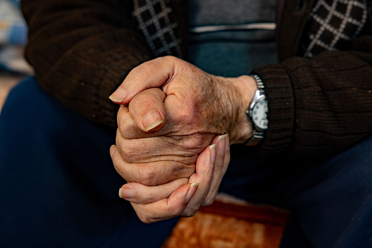 奶奶的手：记忆中慈爱与温暖的象征