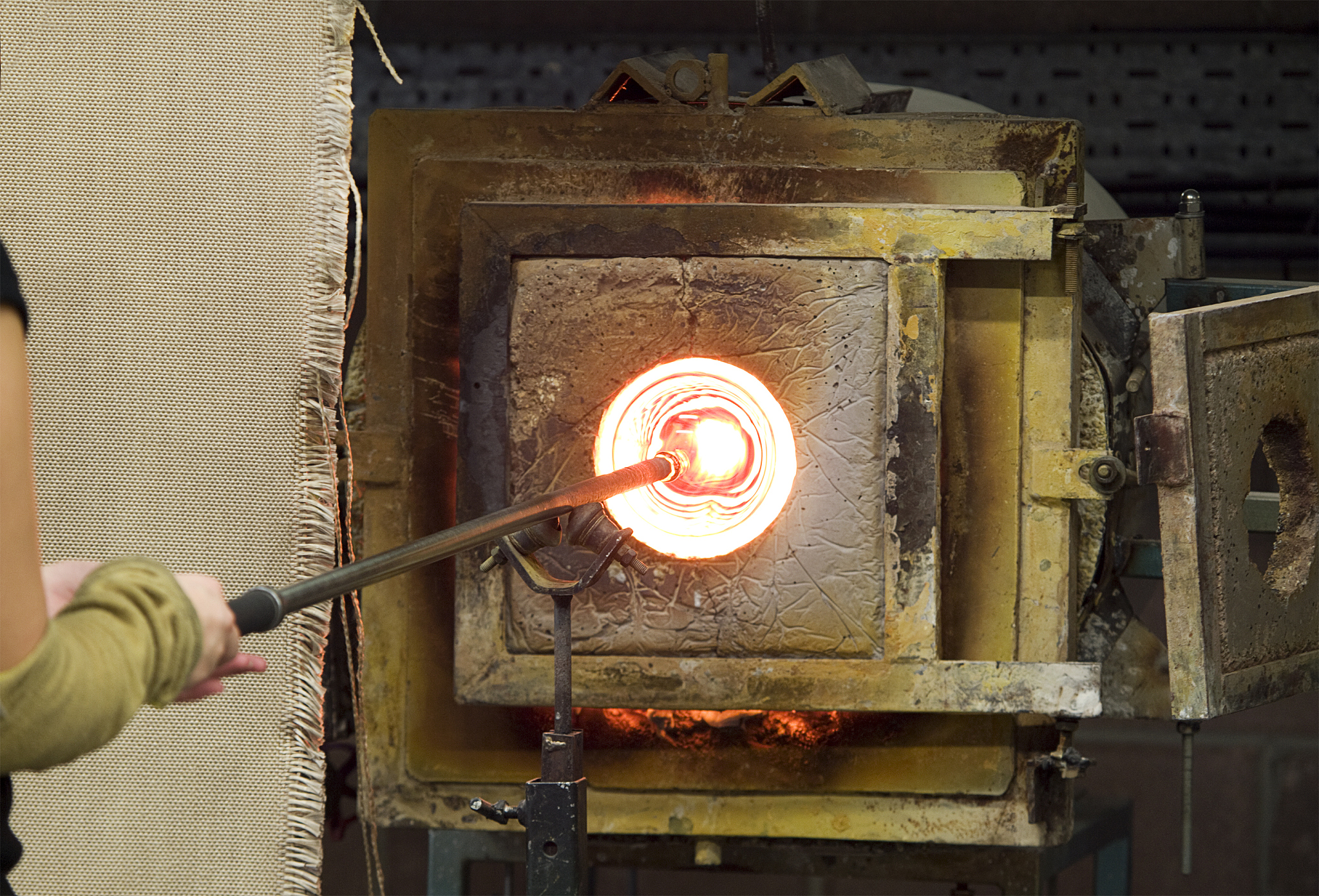 中频炉可以局部加热玻璃吗帮我用200字详细描述