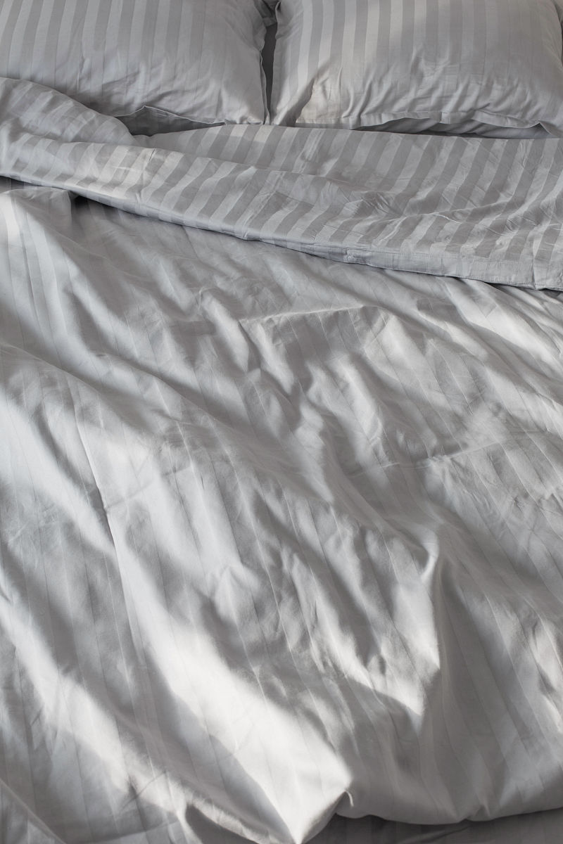 请翻译In a nutshell The updated dark grey medium intensity with warm reflections that reinforces the range of easy neutrals A classicTechnical Organic cotton sateen GOTS certified 120 yarnscm² or 300 TC