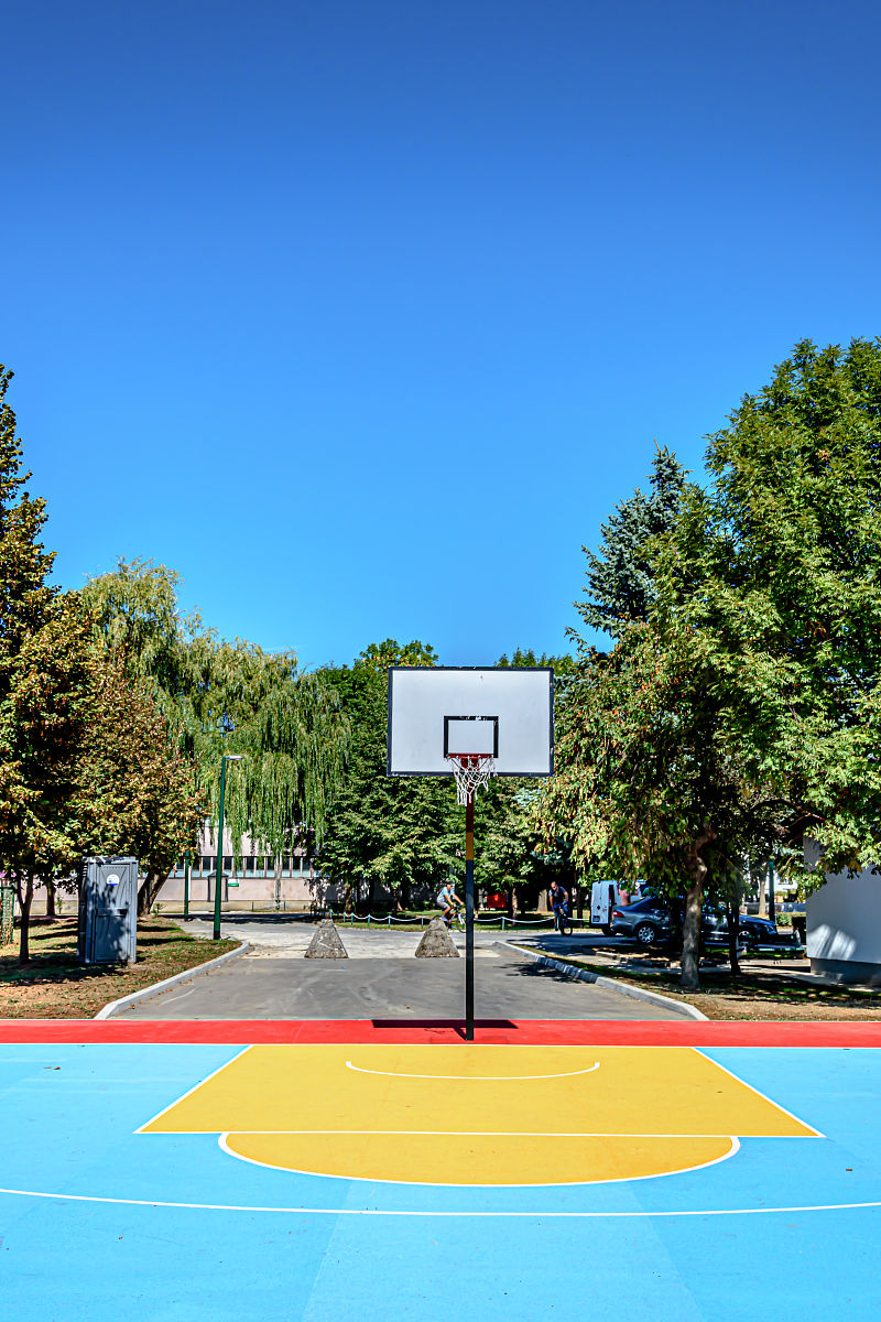 可以帮我找一些好看的篮球场的图吗？