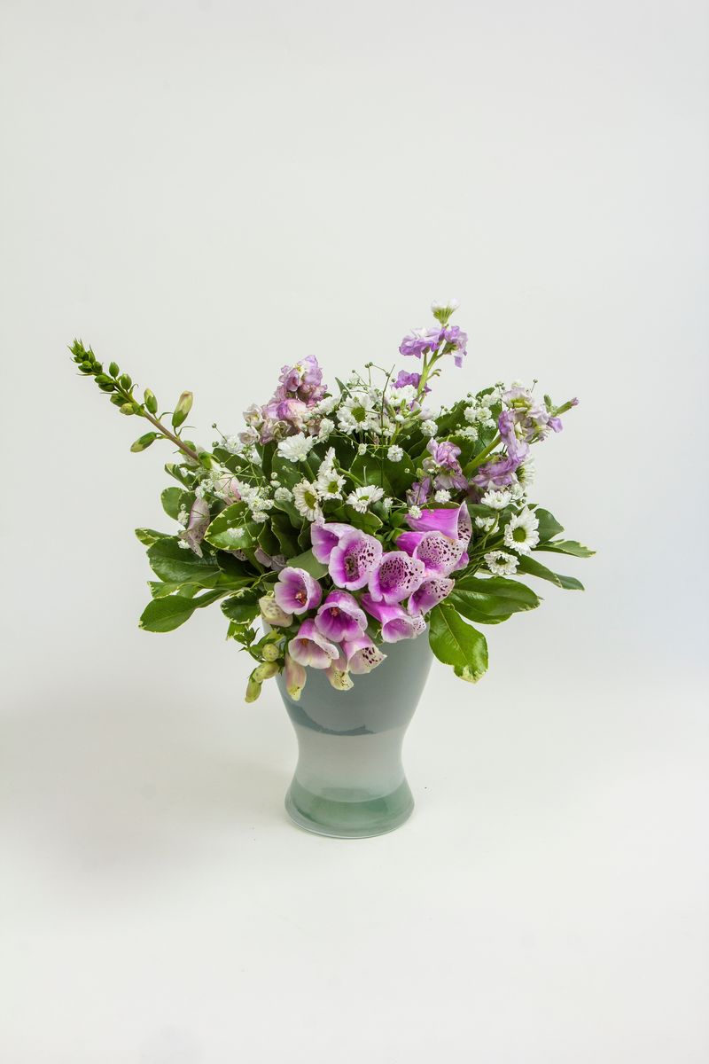 花瓶里放点盐可以让花活的更久一点吗？