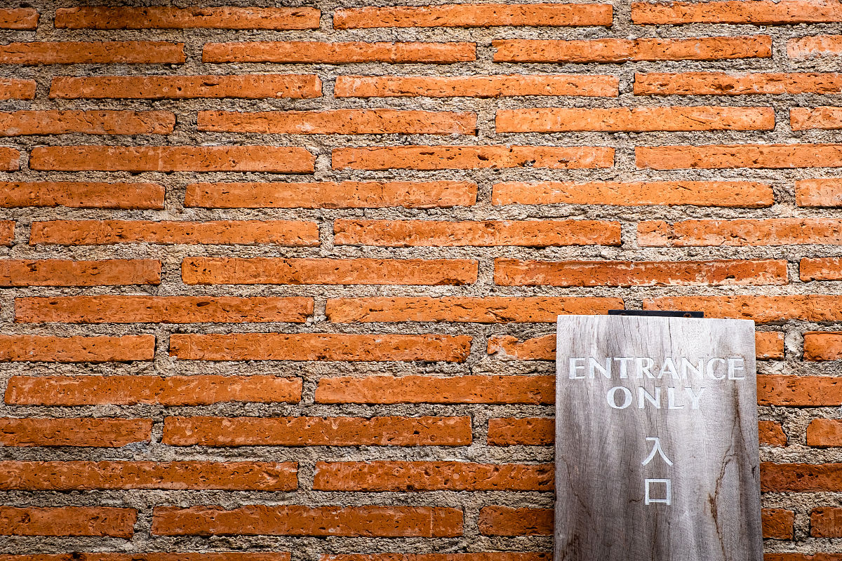 日语造句练习：用'银行'造两个简单短句