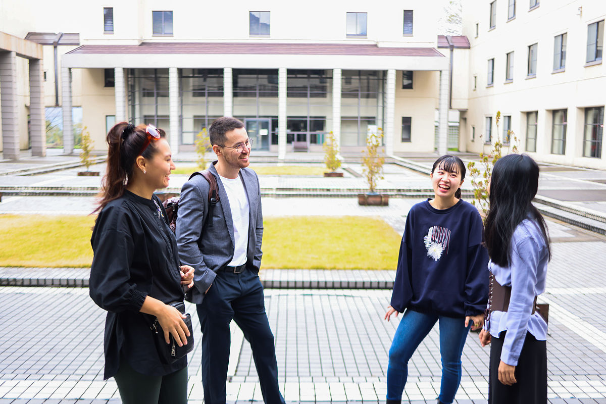 研究生喜欢在大学校园里演讲
