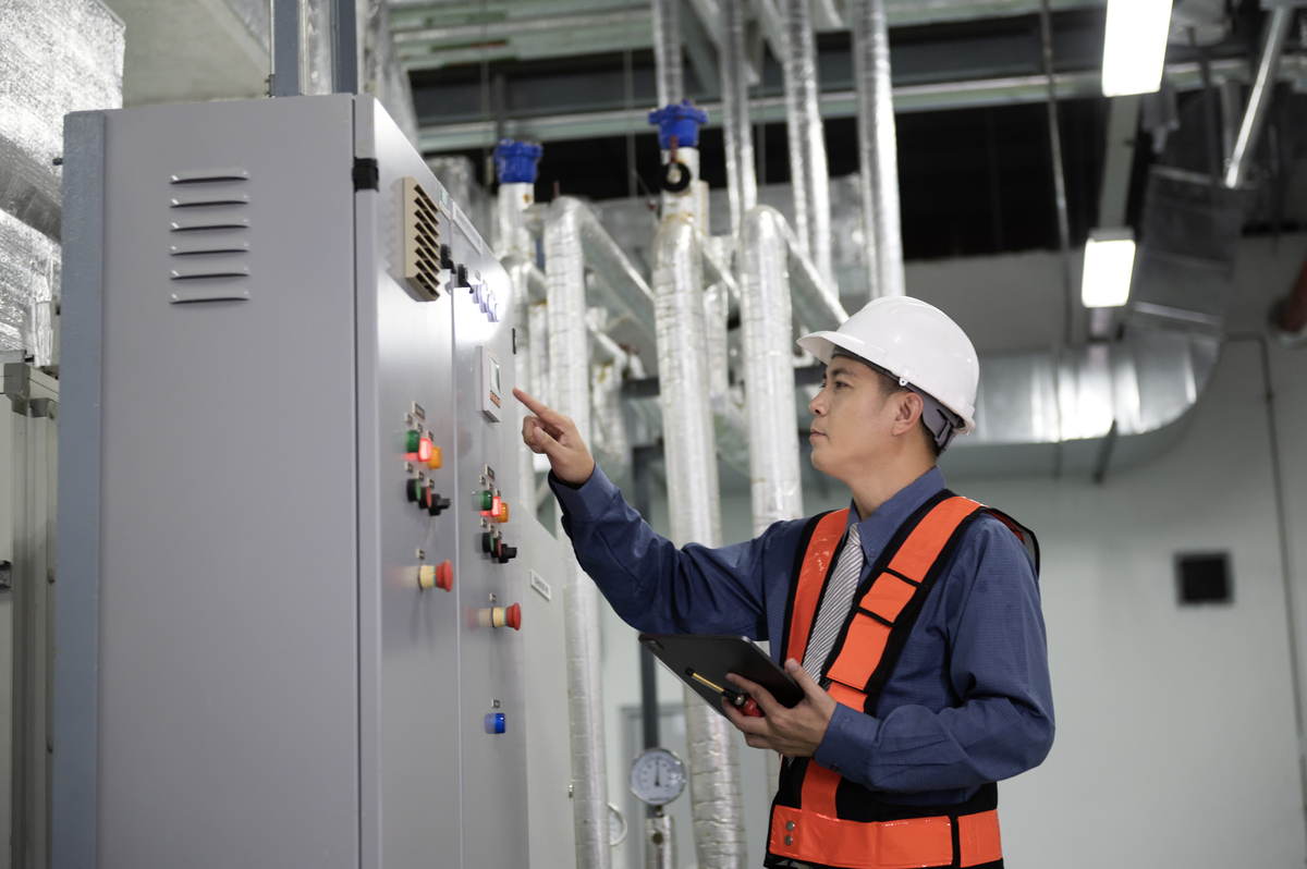 能源中心日常管理：设备维护、能源采购、消耗监测、安全管理等