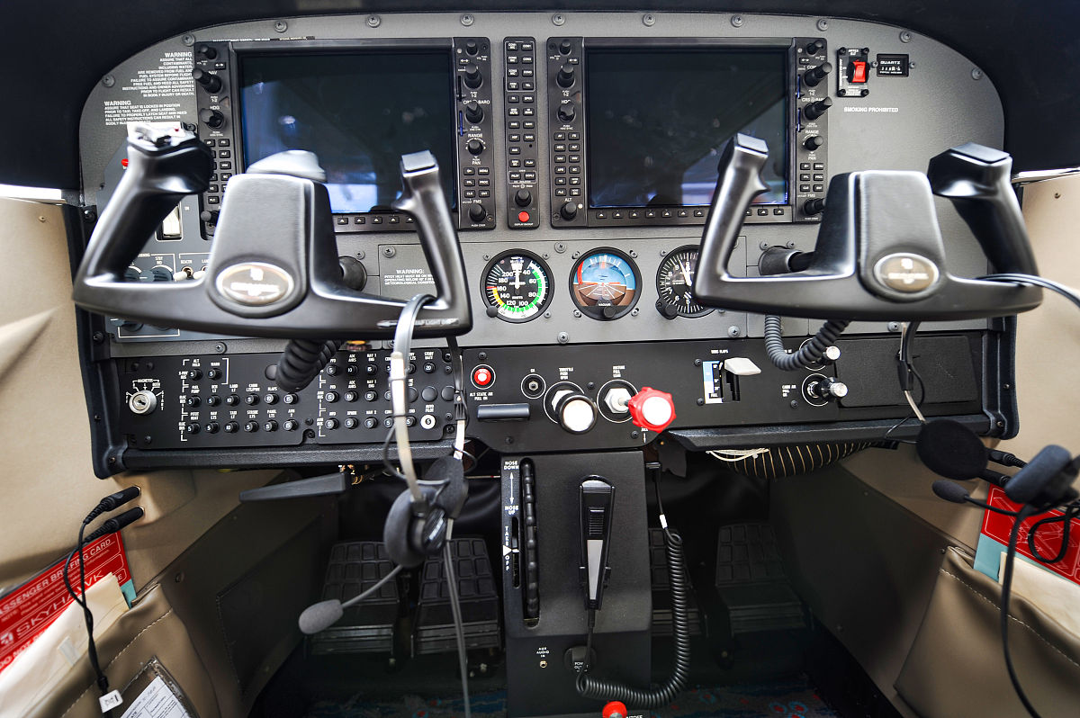 如何驾驶F-16战斗机