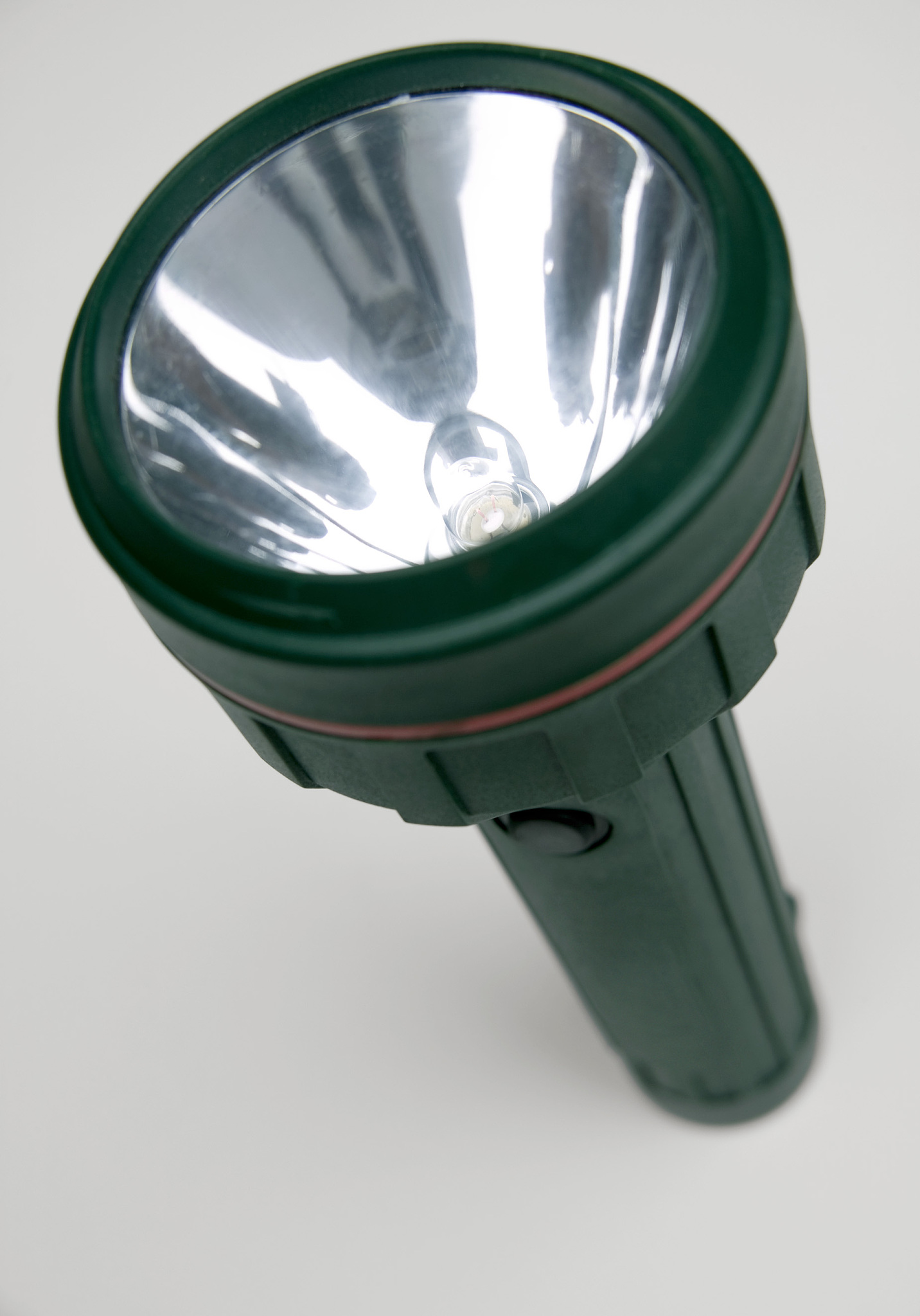 防爆应急灯材质解析：铝合金、钢化玻璃等