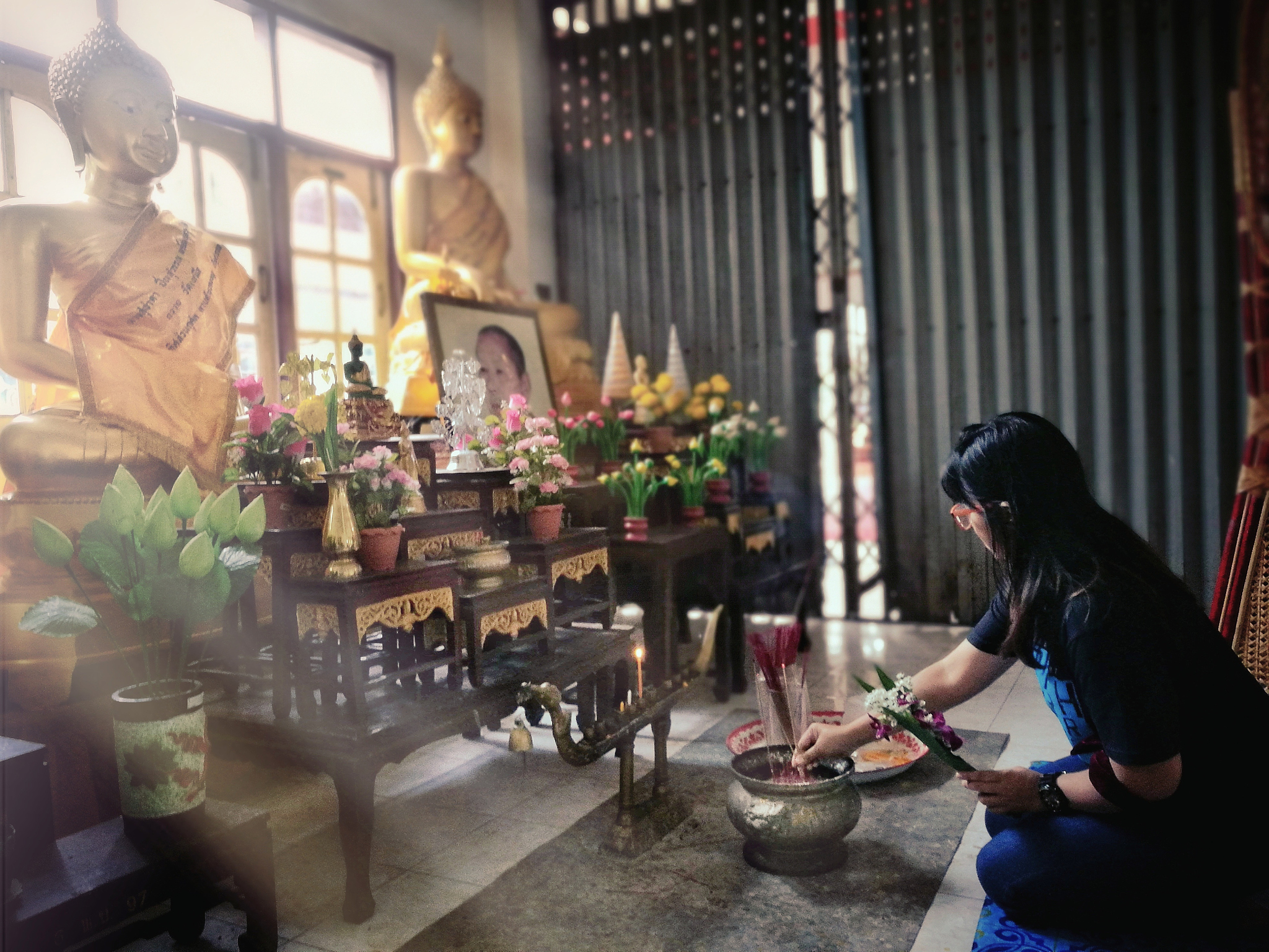 请描写一下一个老婆婆带着两个年轻人在神社参拜一个女巫的神像并带着他们吃了一些东西就向山下走去