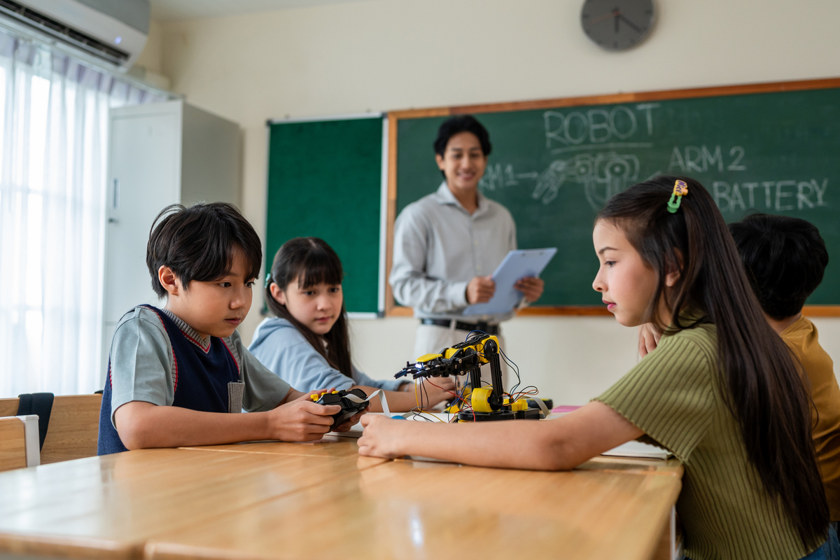 学生积极参与课堂，展现学习能力和表达能力，带动课堂气氛高潮