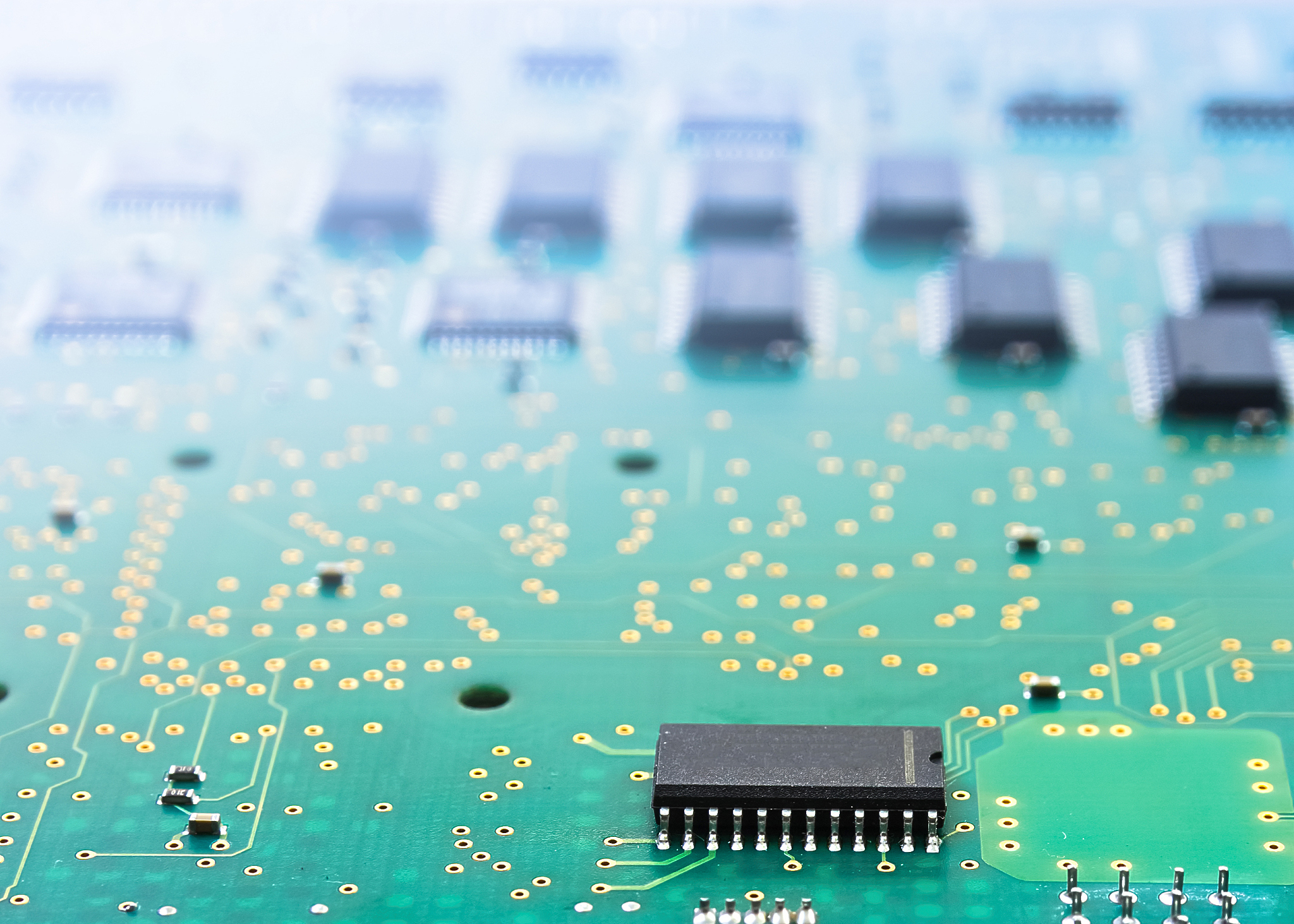 锑化铟 vs. 汞铬碲：半导体材料的比较与应用