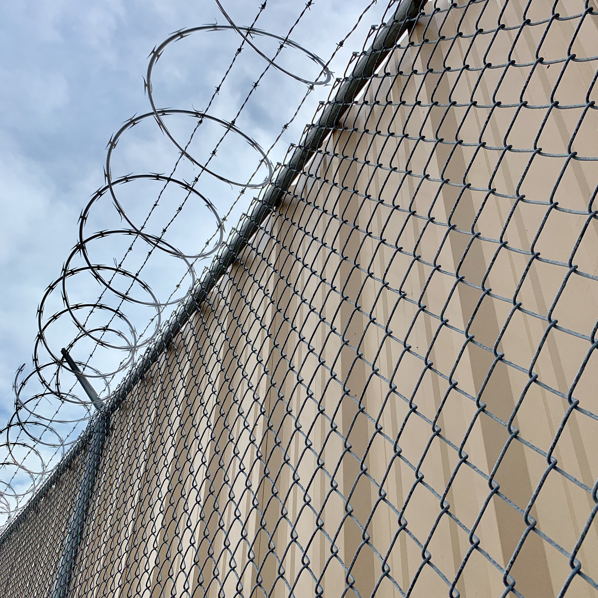 可以将密目式安全立网代替安全平网使用。 正确 错误