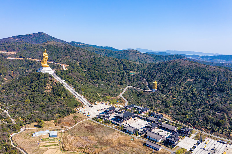 润色整理文章：全球海岛景区广泛本文以海岛旅游为背景选取有海岛旅游经历的游客作为研究对象不针对具体海岛旅游进行量表和问卷设计同时在进行问卷调查时排除未使用过智能服务的选项问卷。然后按照已有的量表进行适当改变优化问卷结构和内容设计。实验主要分为预实验和正式试验。其中预实验主要检验旅游对人工智能无接触服务接受度的有效性为正式试验打下基础。为保证问卷有效性除在问卷开始前确保研究对象是有过海岛旅游经历、在景