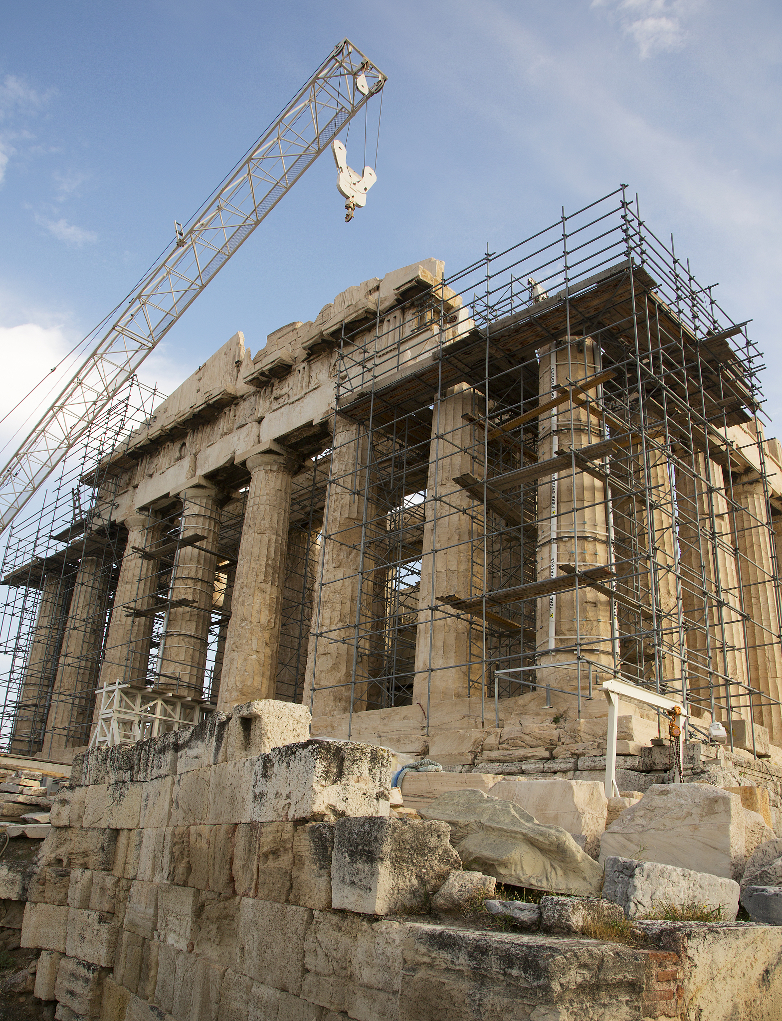 中西方的建筑对于材料的选择除由于自然因素不同外更重要的是由不同文化不同理念导致的结果是不同心性在建筑中的普遍反映。西方以狩猎方式为主的原始经济造就出重物的原始心态。从西方人对石材的肯定可以看出西方人求智求真的理性精神在人与自然的关系中强调人是世界的主人人的力量和智慧能够战胜一切。中国以原始农业为主的经济方式造就了原始文明中重选择重采集重储存的活动方式。由此衍生发展起来的中国传统哲学所宣扬的是天人合