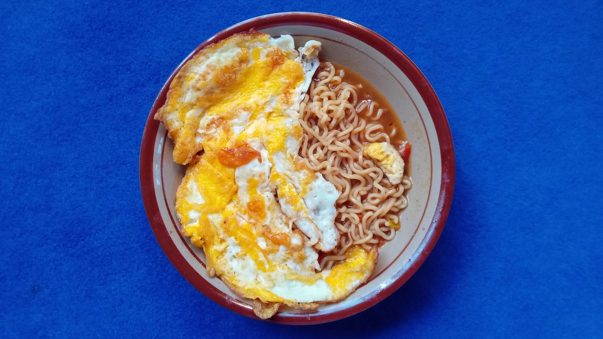 螺蛳粉中炸蛋的 做法