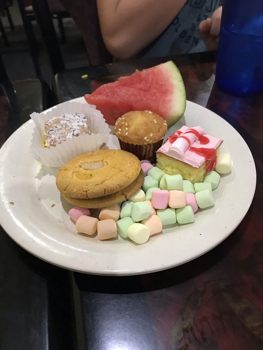 請把以下文字中的窩夫餅一律改造格仔餅：雪糕窩夫餅是一種將冰淇淋和窩夫餅結合在一起的甜點。以下是這款食物的好處和製造和運營管理上的好處：好處：1 多樣性：雪糕窩夫餅可以根據客人的口味和偏好進行定制例如使用不同口味的冰淇淋和窩夫餅。2 味道：雪糕窩夫餅的口感結合了窩夫餅的酥脆和冰淇淋的柔軟味道豐富。3 營養：窩夫餅通常包含蛋白質和碳水化合物而冰淇淋含有鈣和維生素D等營養物質。製造和運營管理上的好處：1