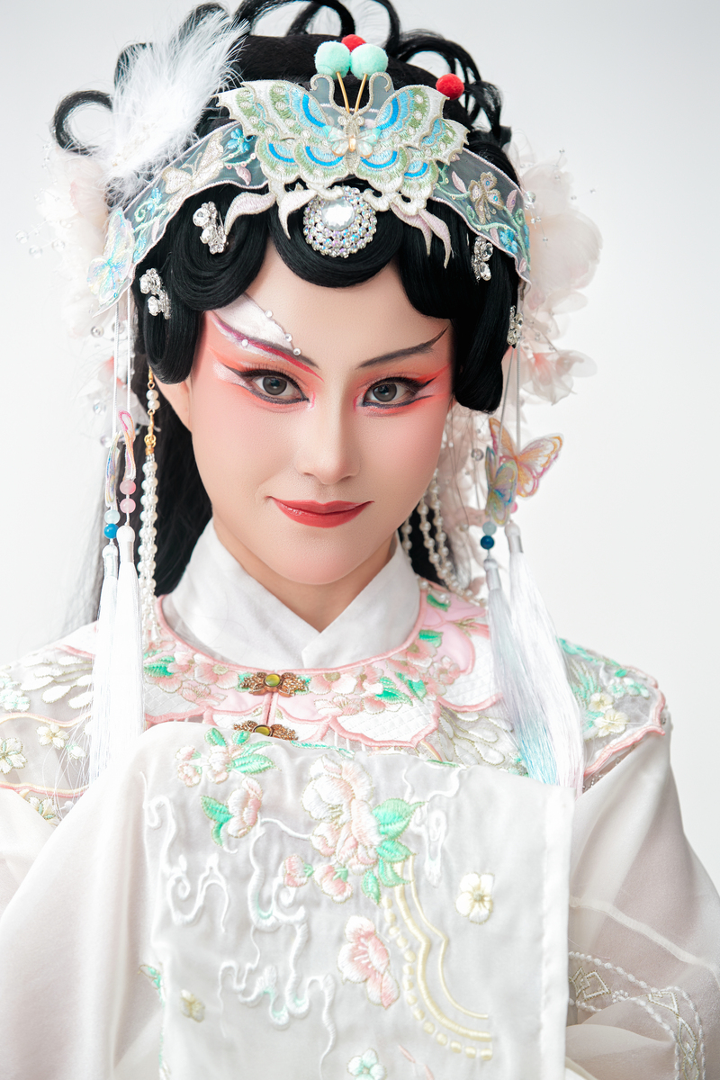 身着中国传统戏曲服饰的亚洲美女,背景为白色
