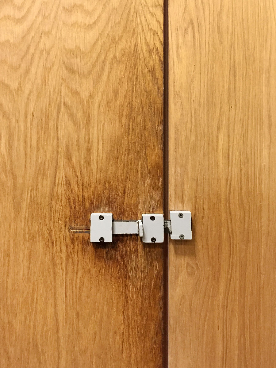 圆把手的门锁内侧按了下去外面用钥匙打不开了且无法进去怎么办？