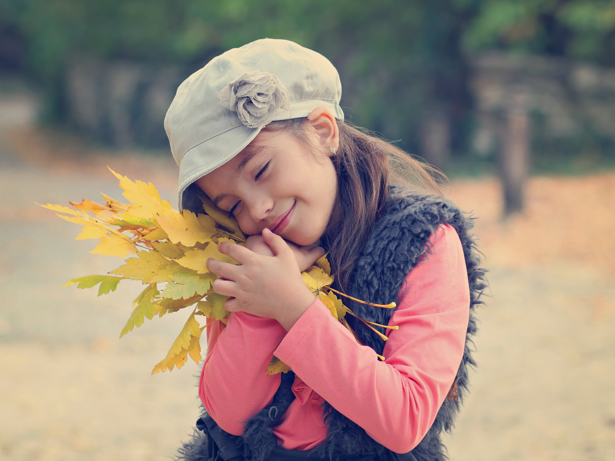 autumn portrait of a beautiful girl