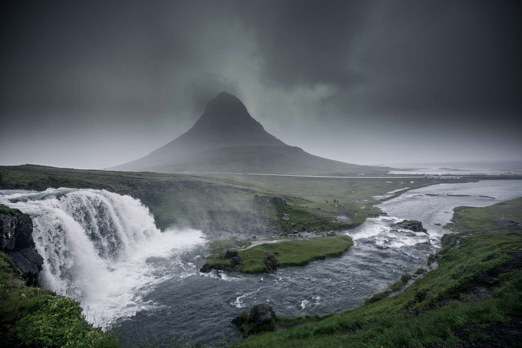 kirkjufell waterfall in snfellsnes peninsula