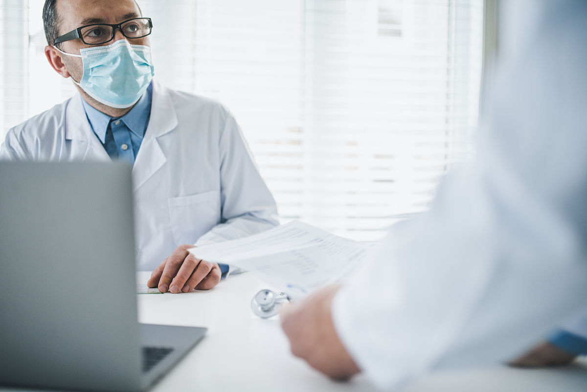 不找个理由可能会让患者发现他故意在欺骗他们也可能会失去信任和尊重对吗？