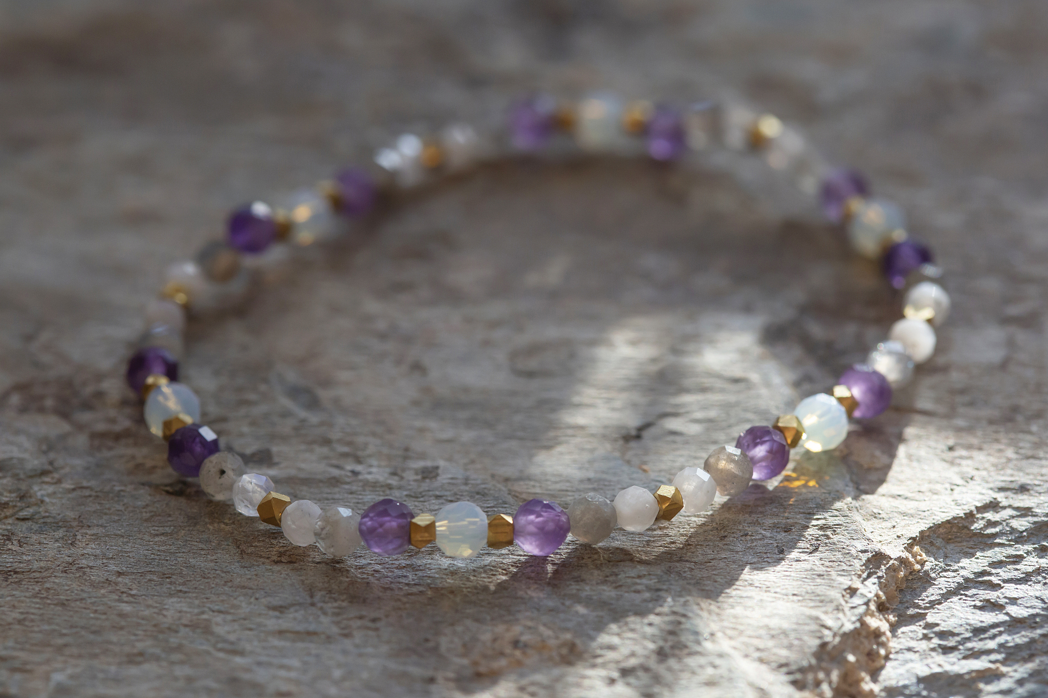 帮忙写一个小红书的文案 文案的主旨是给粉晶手链征集名字 要求简单易懂需要体现与读者的互动性