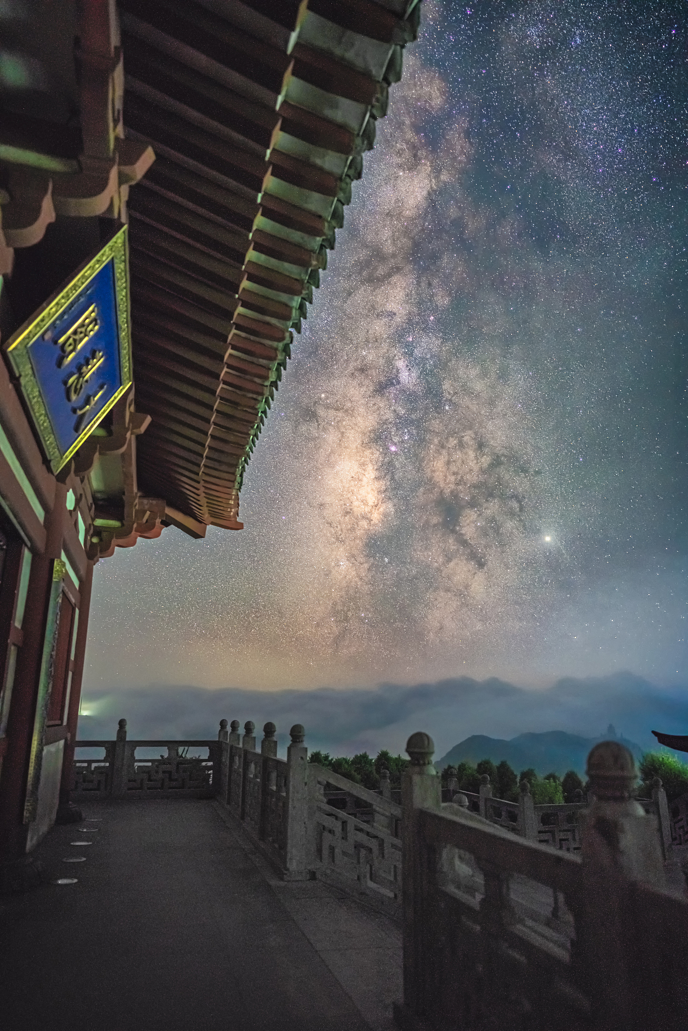 台湾是一个非常适合观星的地方有许多地方可以欣赏到美丽的星空。以下是一些台湾观星的好地方1 阿里山阿里山是台湾著名的旅游胜地也是观星的好地方。这里的海拔较高空气清新夜晚的星空非常美丽。2 太鲁阁太鲁阁是台湾著名的自然景观之一这里的海拔也较高夜晚的星空非常美丽。3 花莲花莲是一个美丽的海滨城市这里的夜空非常清澈可以欣赏到美丽的星空。4 台东台东是一个靠近太平洋的地区这里的夜空非常清澈可以欣赏到美丽的星