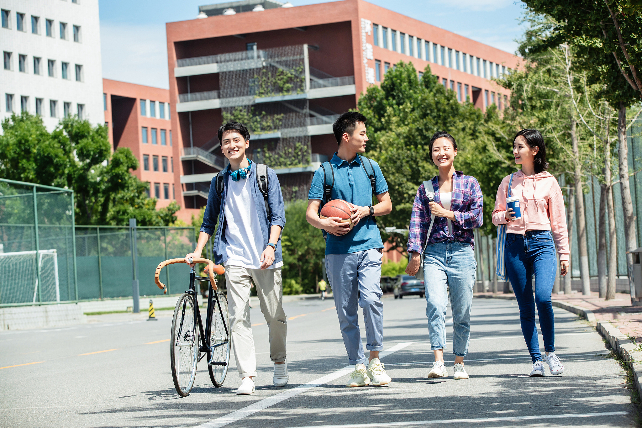快乐的大学生在校园里步行