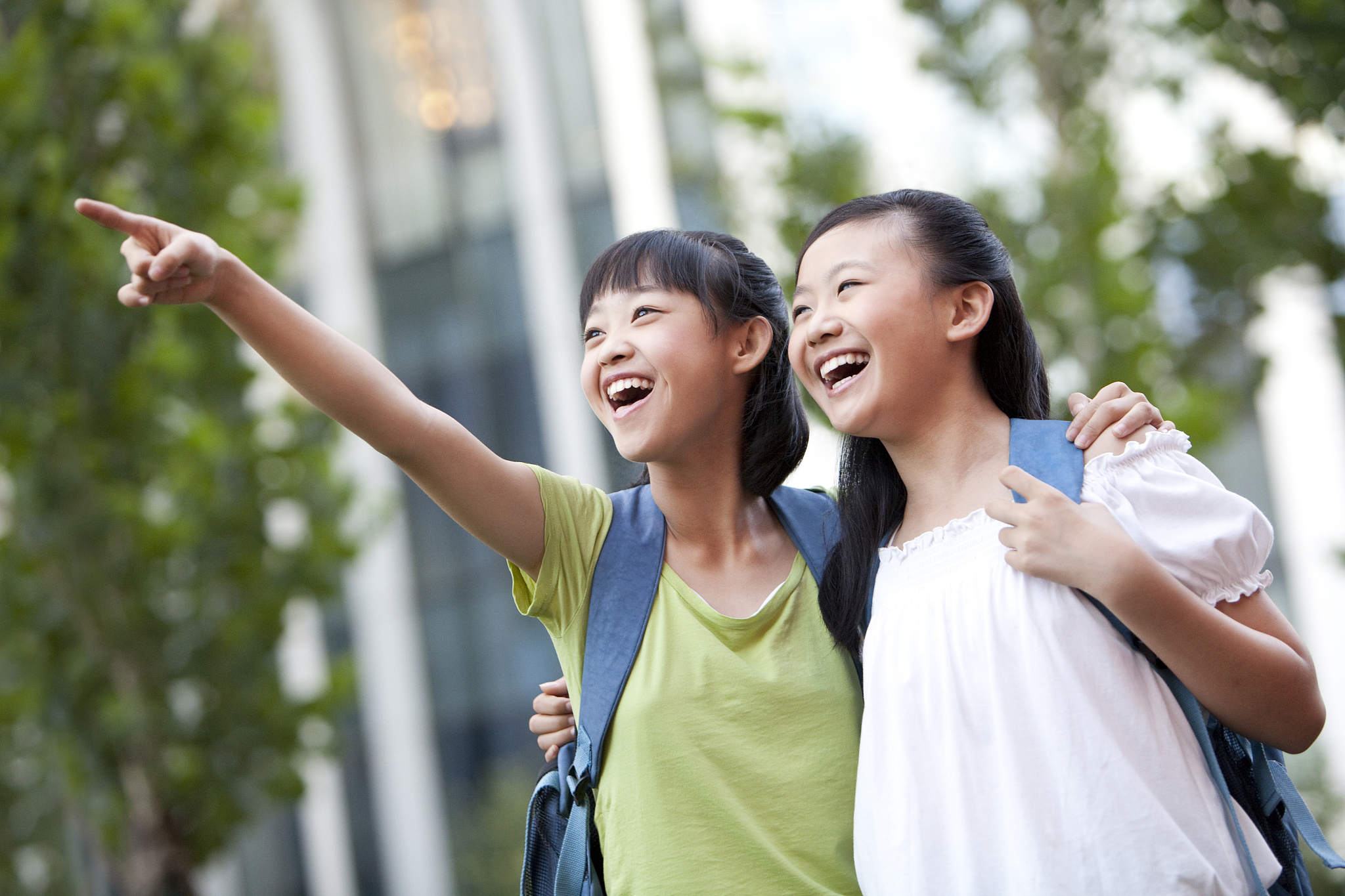 小学女生指着远方