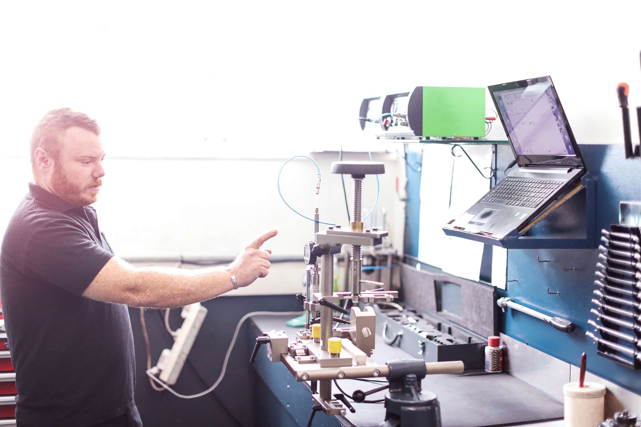 Analyze the stationkeeping system types of semisubmersible drilling rigs帮我用200字详细描述