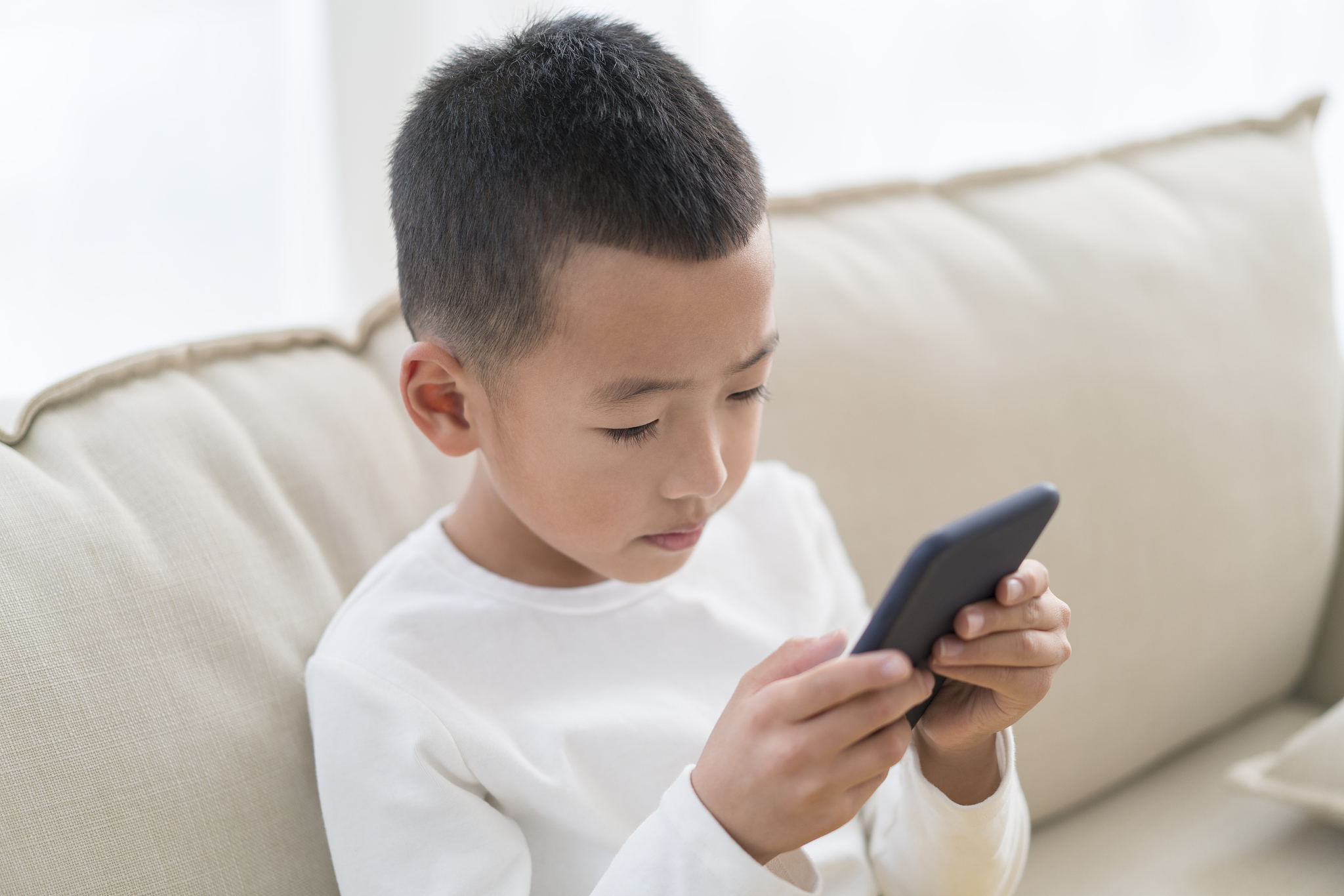 如何让孩子戒掉手机专注学习？家长必看实用指南！