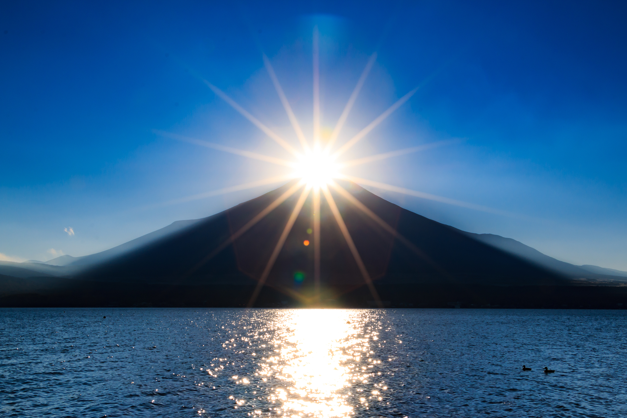 "diamond fuji" seen from lake yamanaka