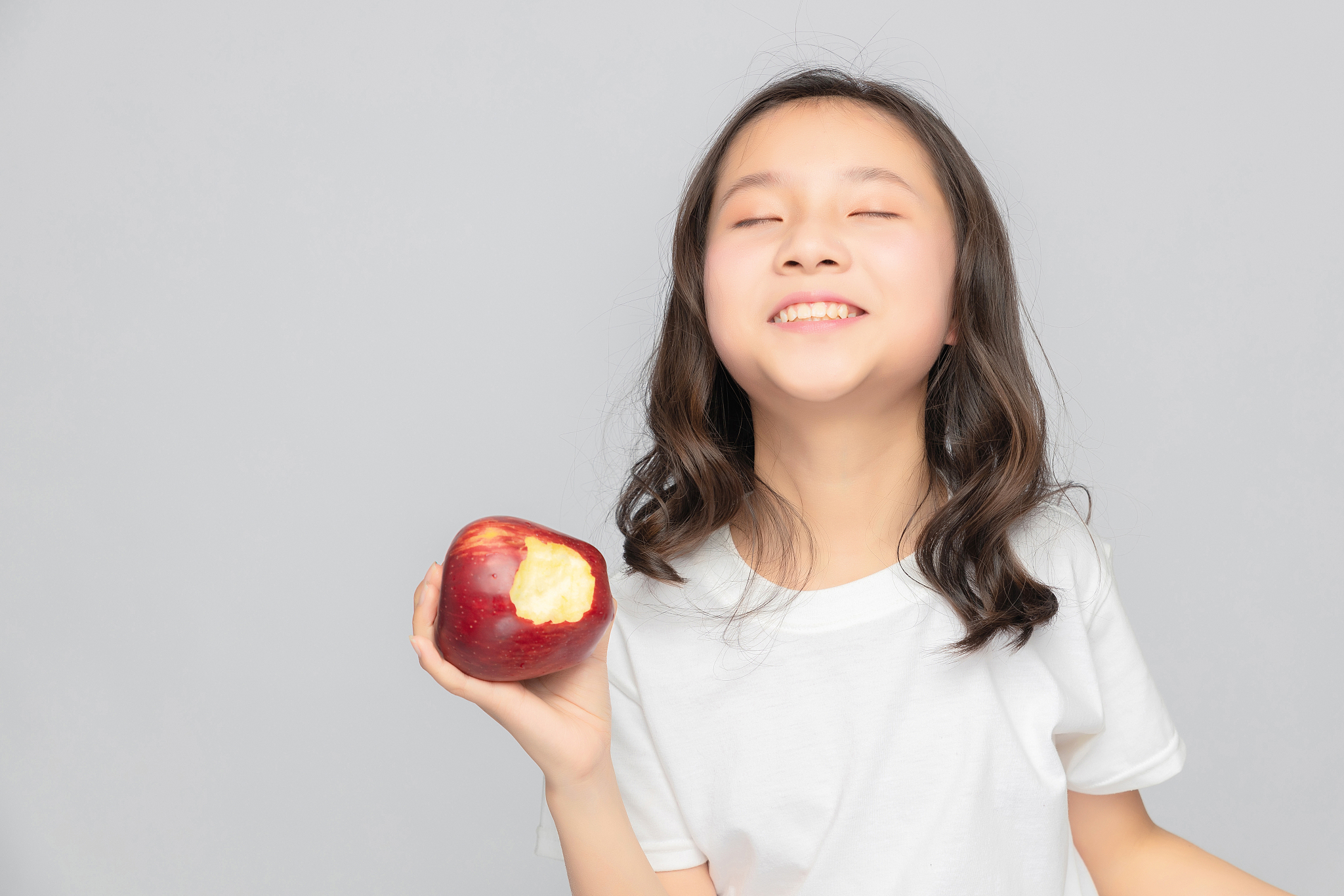 灰色背景里的亚洲小学女生