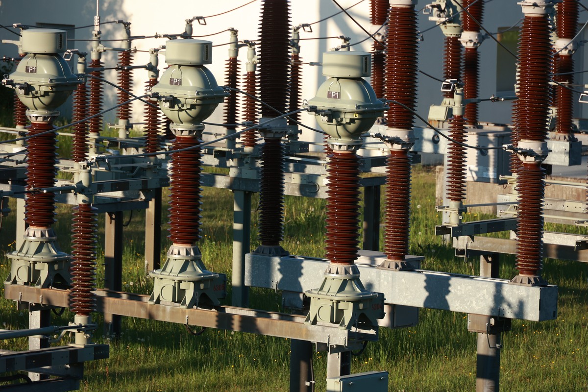 超高压主接线设计：如何确保断路器检修不影响供电