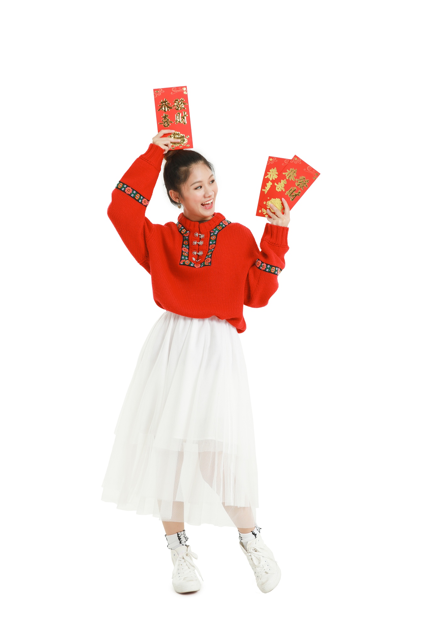 手拿红包的年轻女生