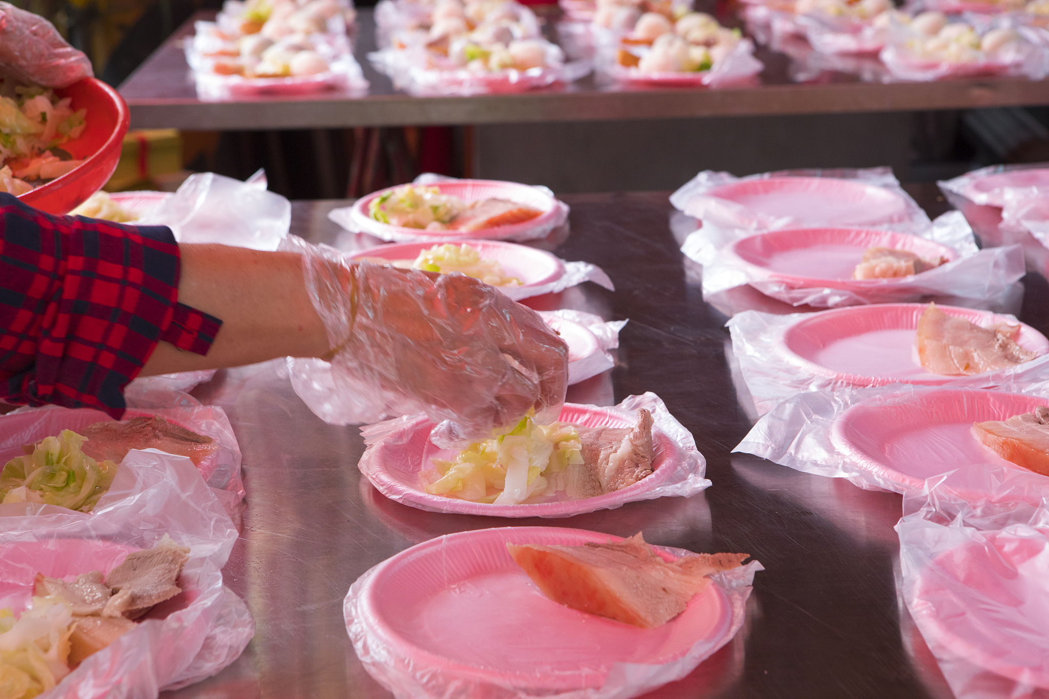 一天三餐吃什么食物能保持在1200卡路里以下以中国人普通人正常的饮食热性水果不能吃海鲜也不能吃高蛋白不能吃燕麦片不能吃。牛奶都不能吃。但是要有米饭详细多样化的饮食方案