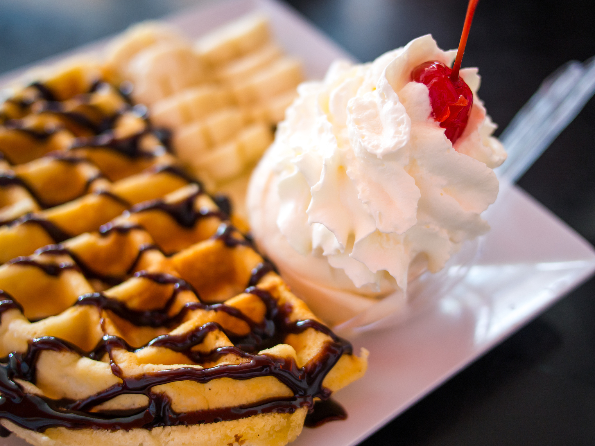 一間新開的餐廳決定做一個新款食物：雪糕窩夫餅 。請解釋一下這款食物的好處及這款食物在製造和運營管理上的好處。