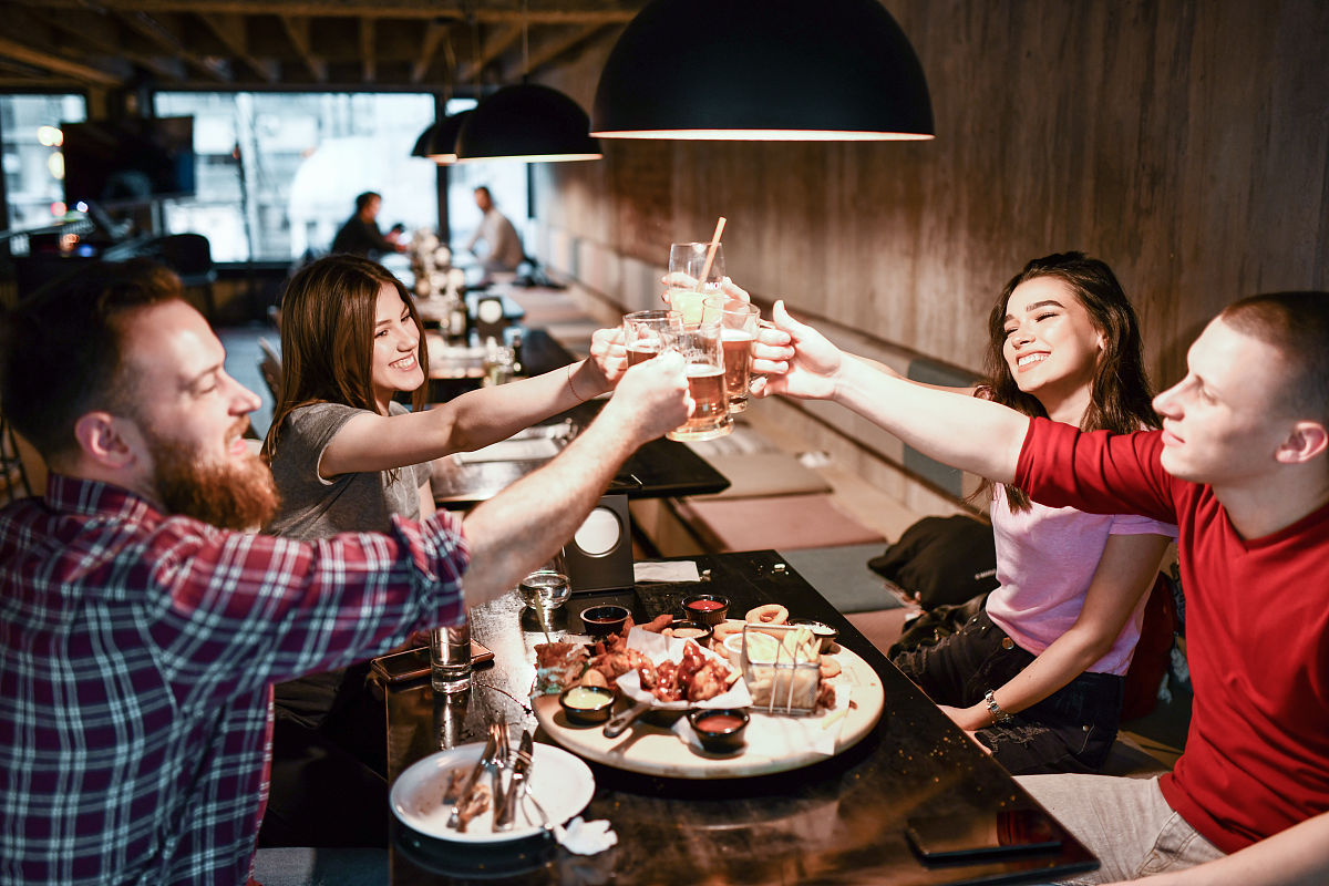 聚会中一人身体不适提前离席，其他五人继续畅饮