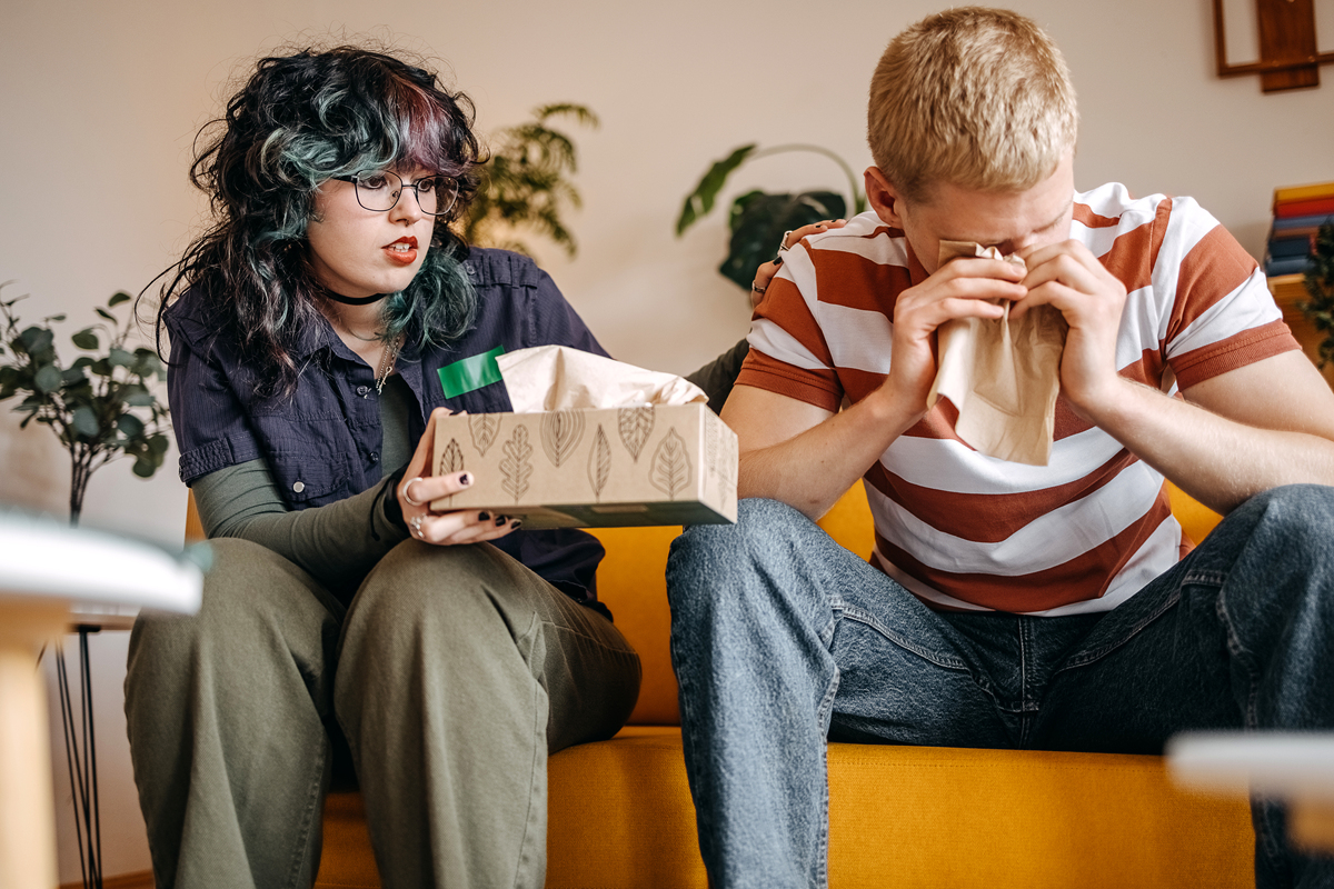 如何走出失恋1 给自己时间和空间来处理伤痛。不要试图掩盖或忽略你的感受而是要接受它们并允许自己悲伤。2 找到支持。和亲密的朋友和家人谈谈你的感受或者寻求专业心理咨询师的帮助。3 关注自己的身体和健康。运动、健康饮食和充足的睡眠可以帮助你保持身体和心理健康。4 尝试新的事物。尝试新的爱好、旅行或者参加社交活动这些都可以帮助你走出失恋的阴影。5 不要急于开始新的恋情。让自己有足够的时间来恢复重新找回自