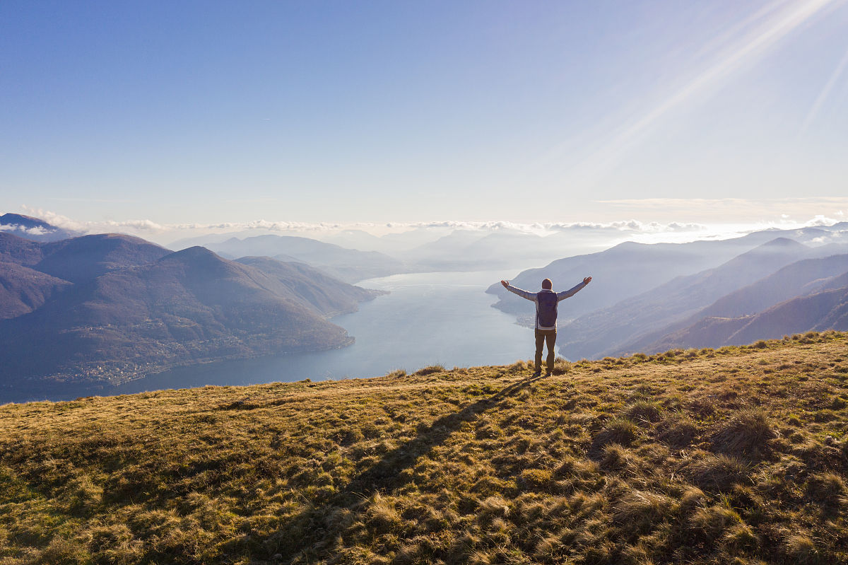续写我曾经梦想飞去远方。我曾经自由像风一样流浪。