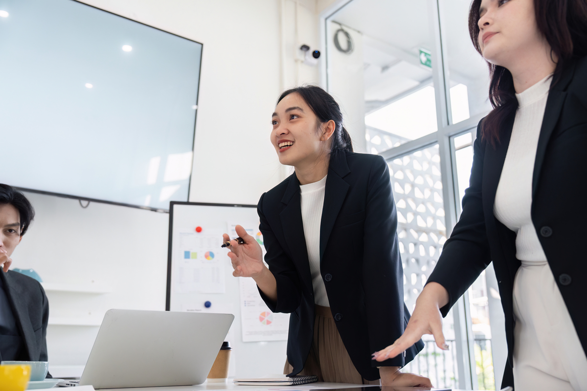 职场新人小芳的公关之路：从初入职场到管理层