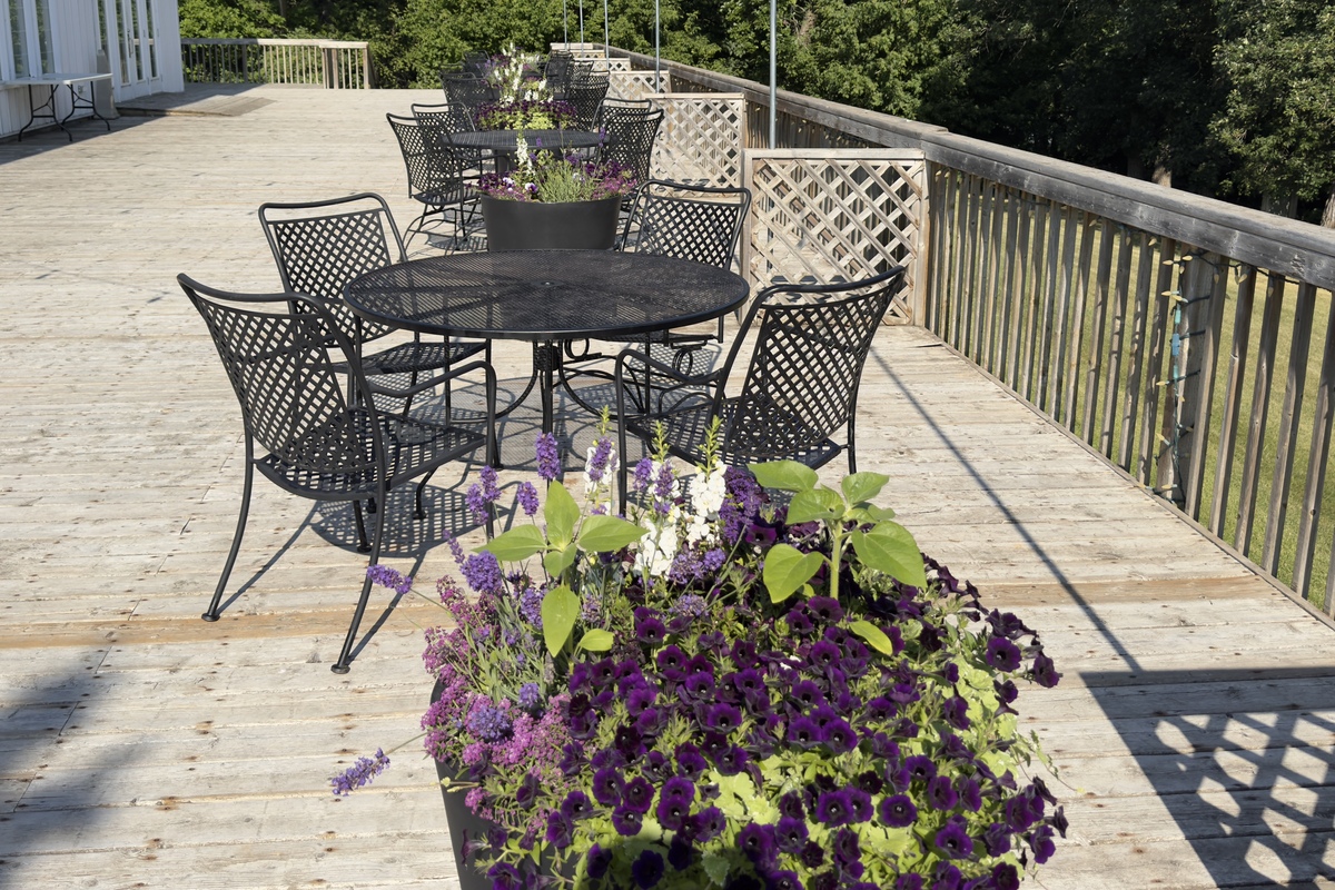 有一方小院摆上一套陶瓷石板桌椅充分利用户外空间搭配平时朋友来家里聚会再也不用怕桌子小了院落舒适悠闲文案