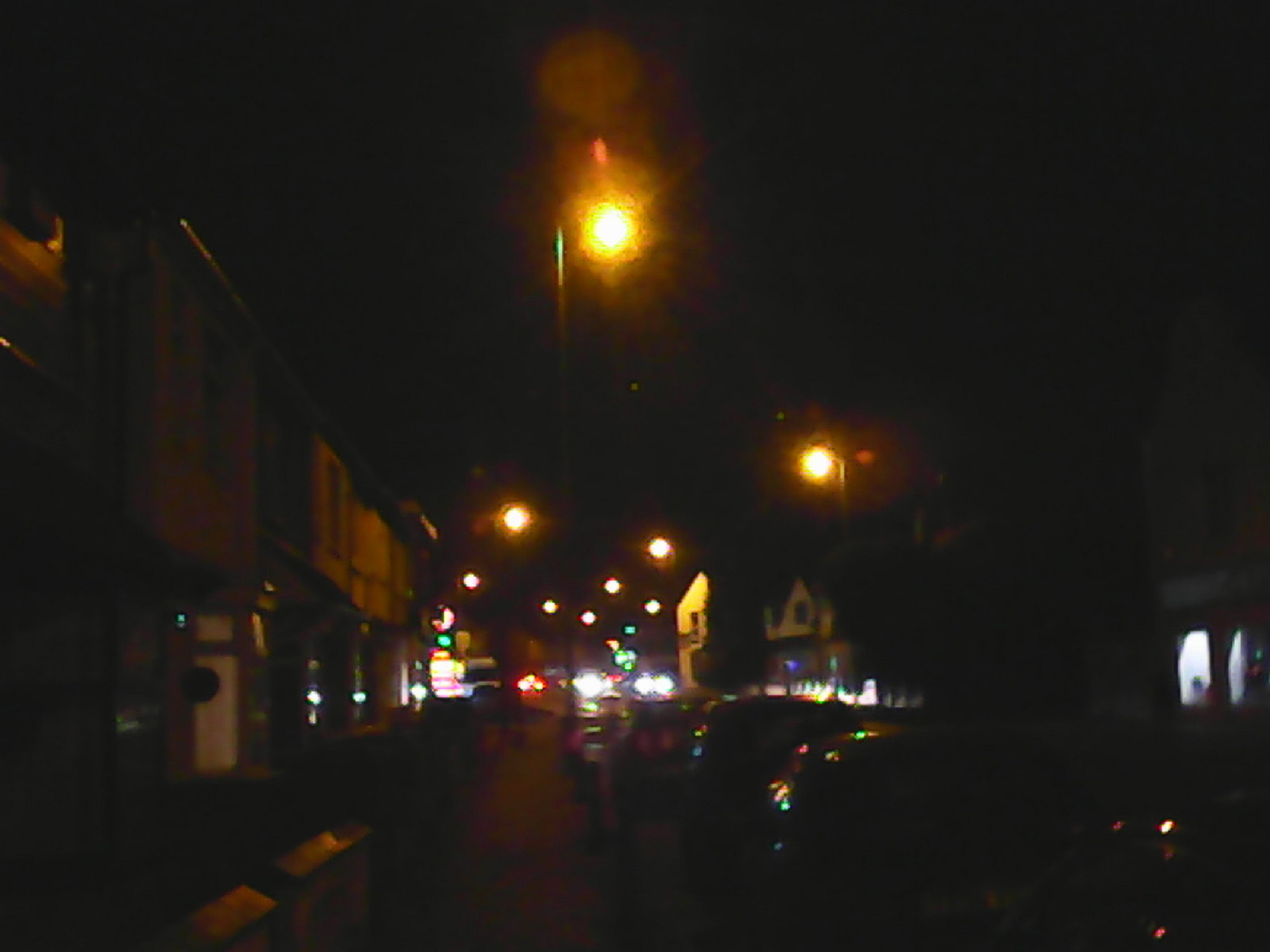 夜幕下的城市：温暖灯光，芬芳气息，温柔晚风