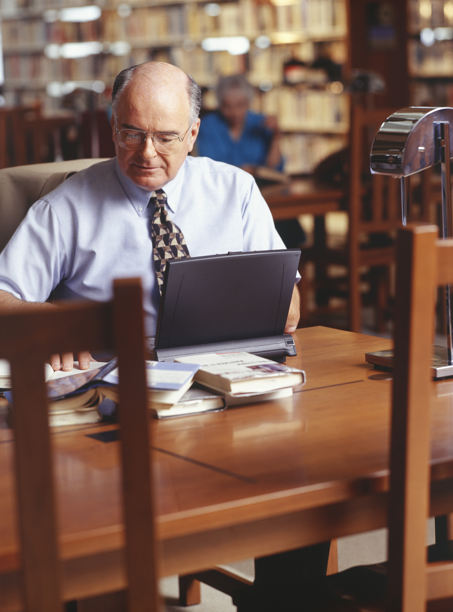 帮我换一种表达方式：佩里·希克斯是英国学者他提出了整体性治理理论旨在解决政府治理中碎片化问题和越来越多超越单一部门和组织边界的棘手问题。