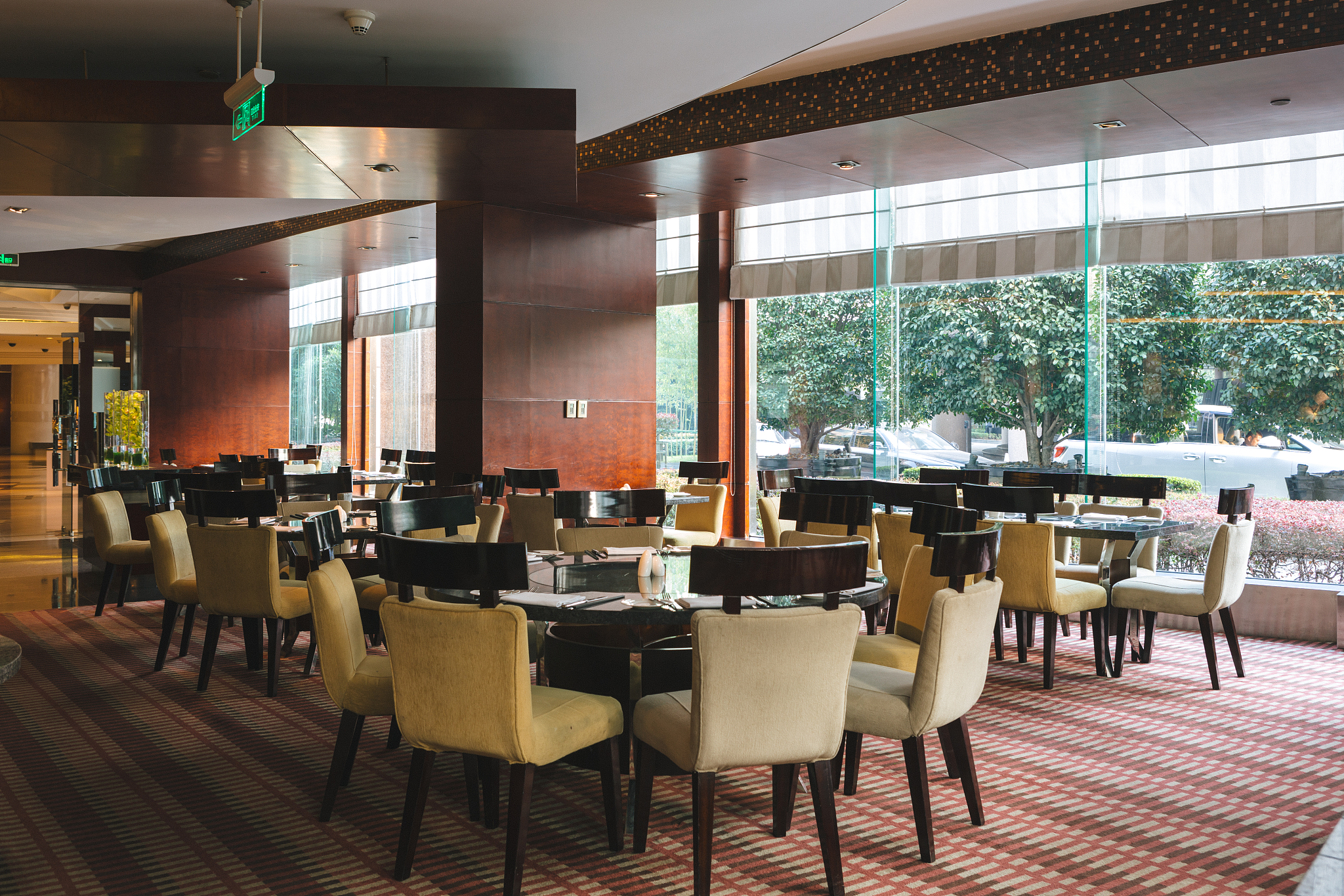Craig adopts a management style of centralization For example At the Shangri-La Hotel Craig ran the restaurant under very strict guidelines Each day he personally prepared the menu for the restaurant