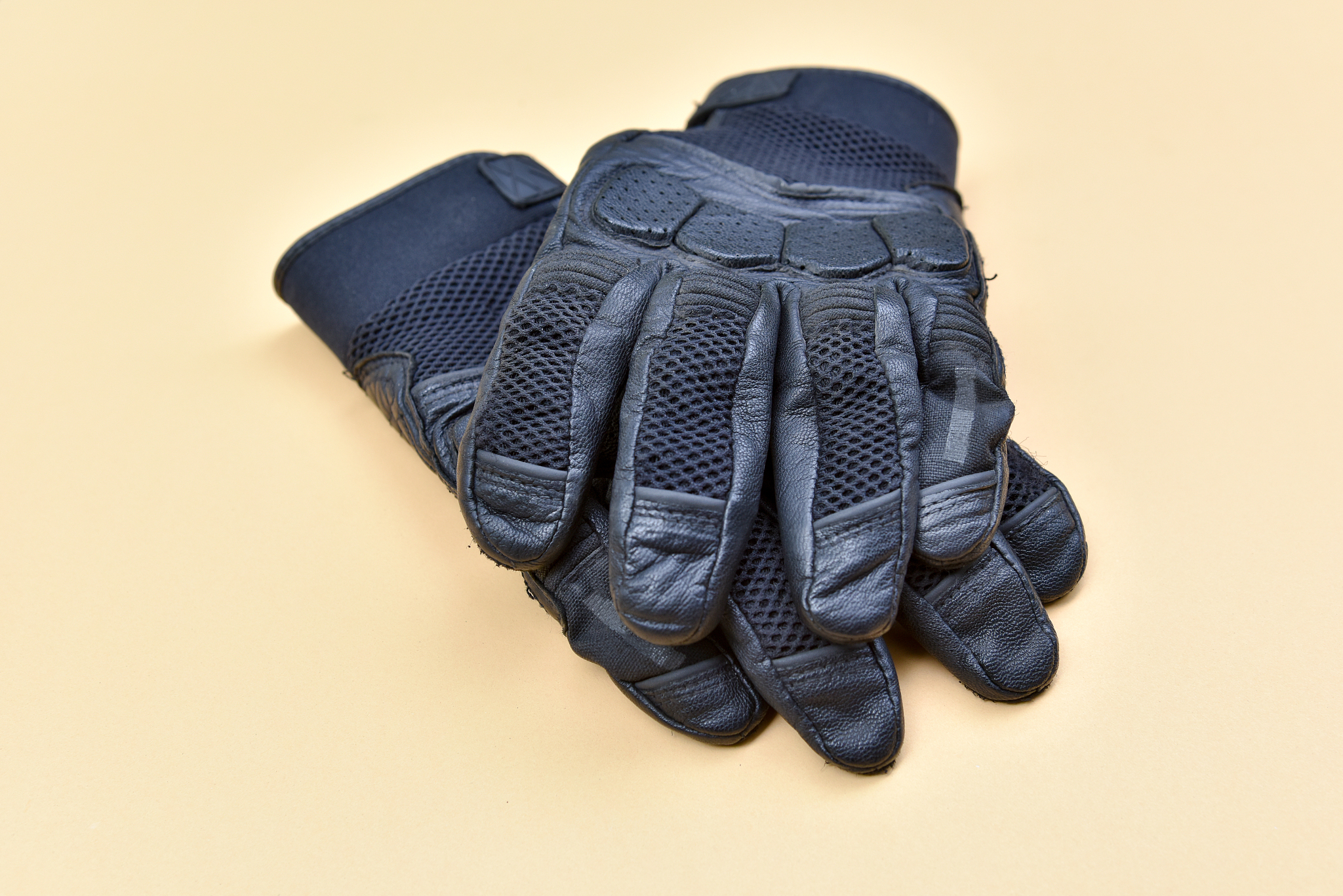 写一个关于手套的脚本500字剧情是天气这么热怎么还带骑行手套呀